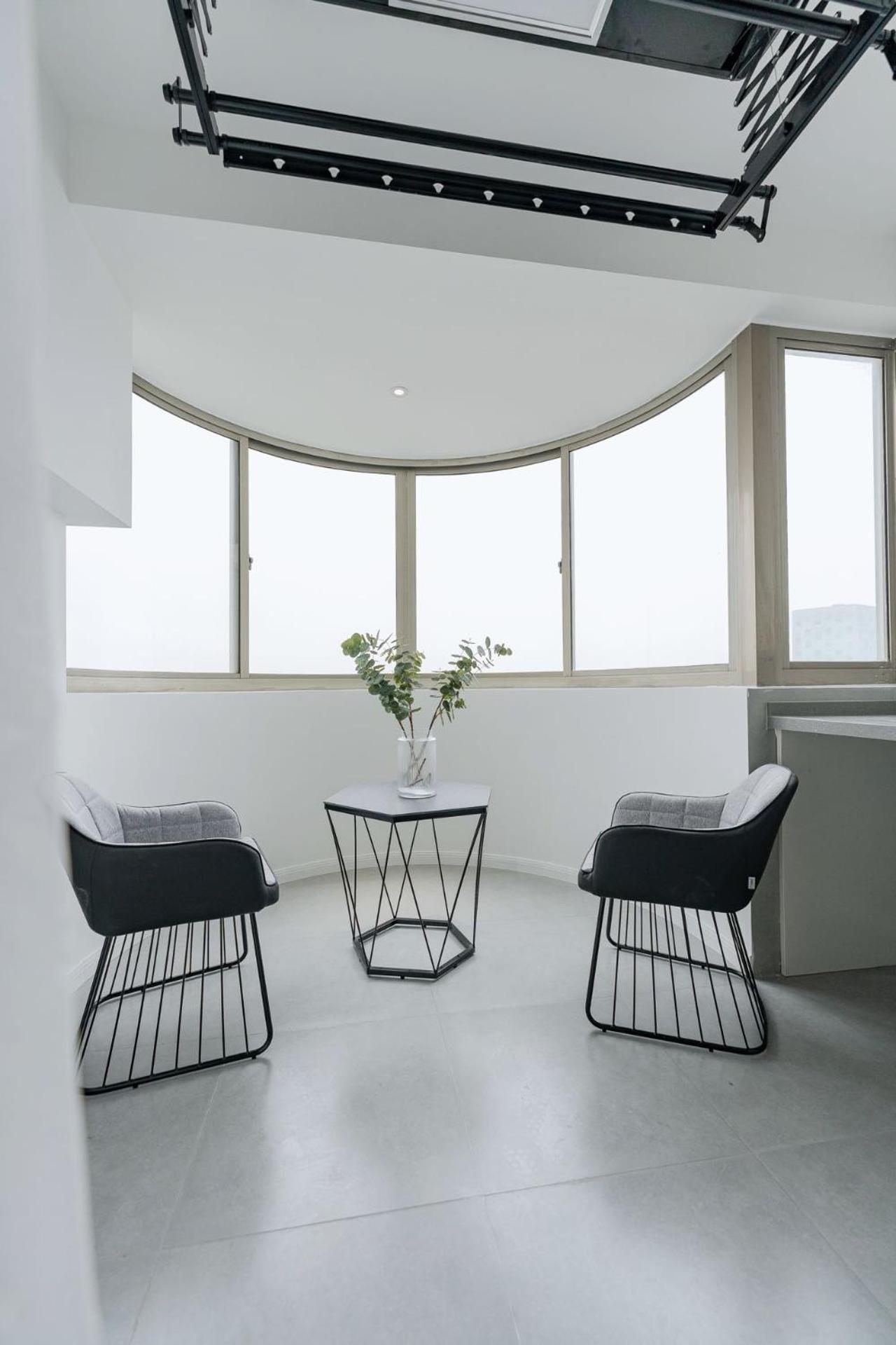 Eastern Hub - ZhongShan Park Metro Station 50m, Modern Light Three-bedroom Apartment