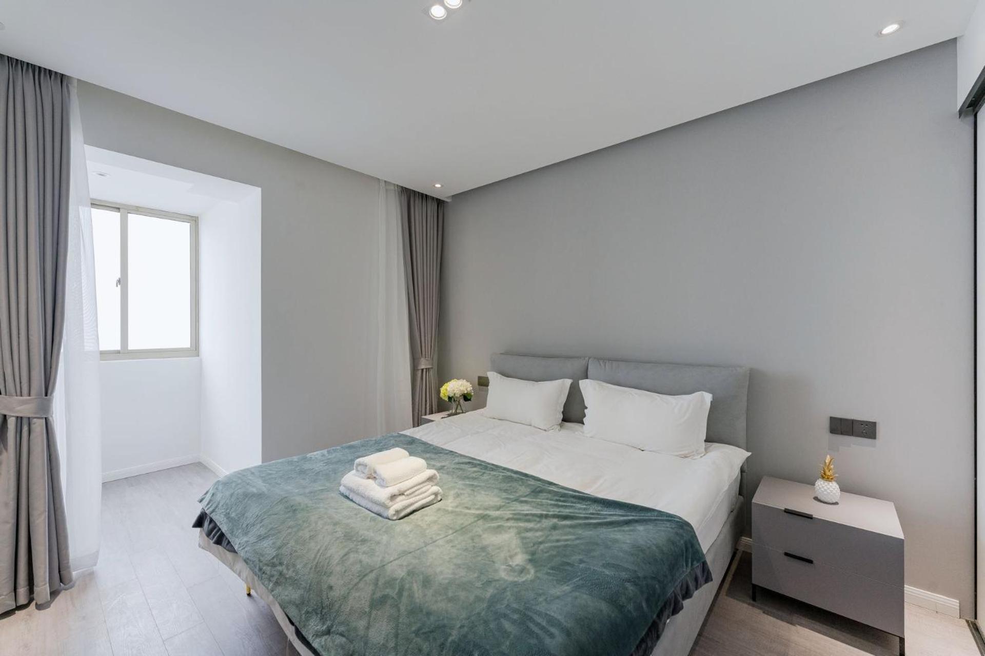 Eastern Hub - ZhongShan Park Metro Station 50m, Modern Light Three-bedroom Apartment