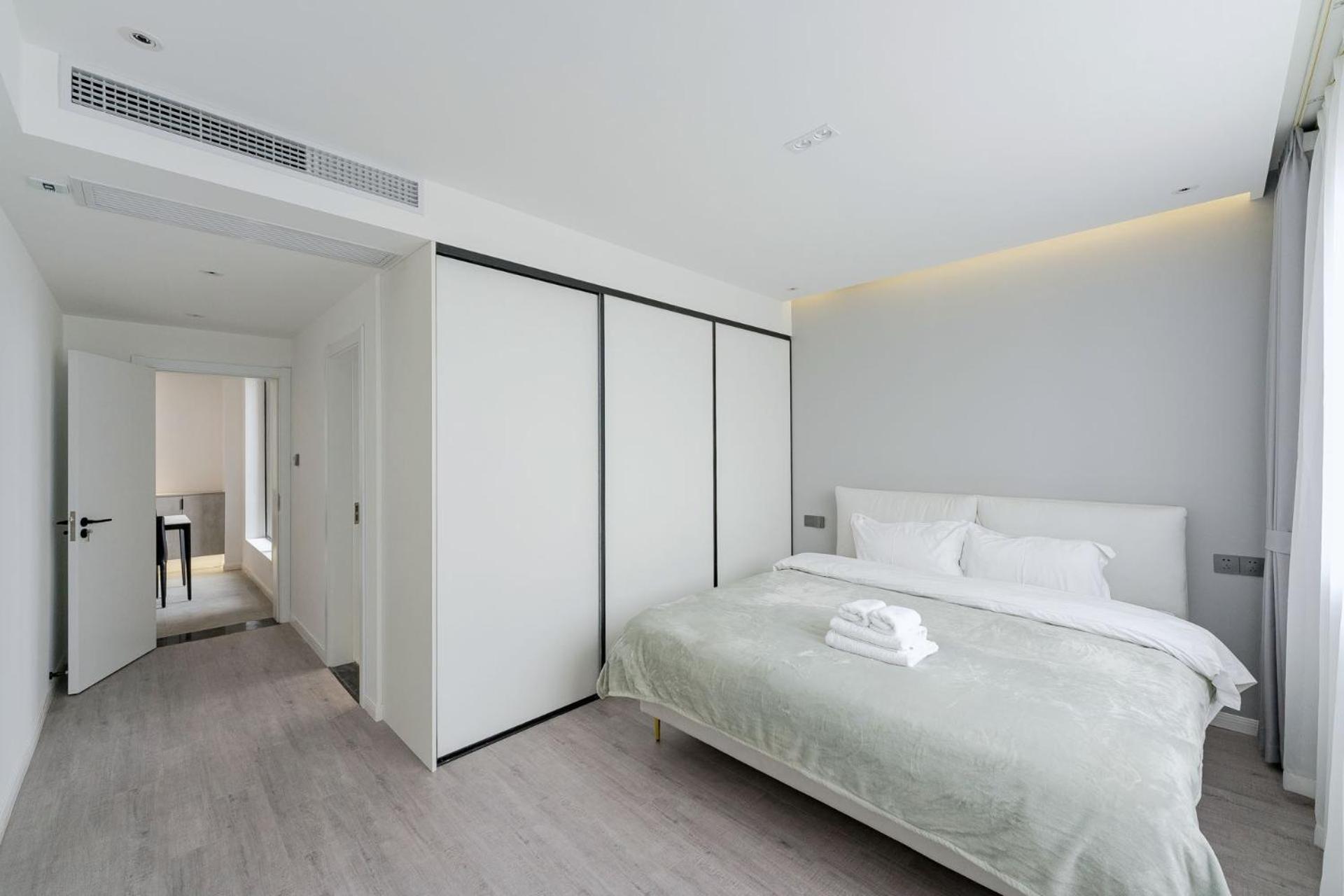 Eastern Hub - ZhongShan Park Metro Station 50m, Modern Light Three-bedroom Apartment