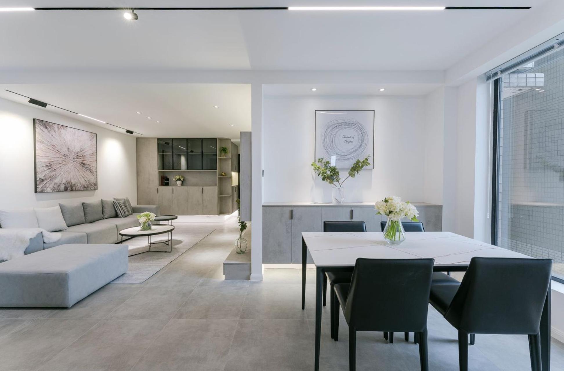 Eastern Hub - ZhongShan Park Metro Station 50m, Modern Light Three-bedroom Apartment
