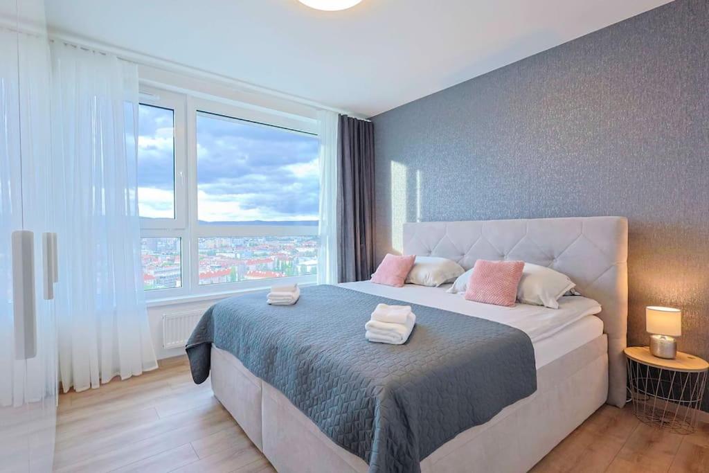 Danubius One - spacious apartment w free parking view 5