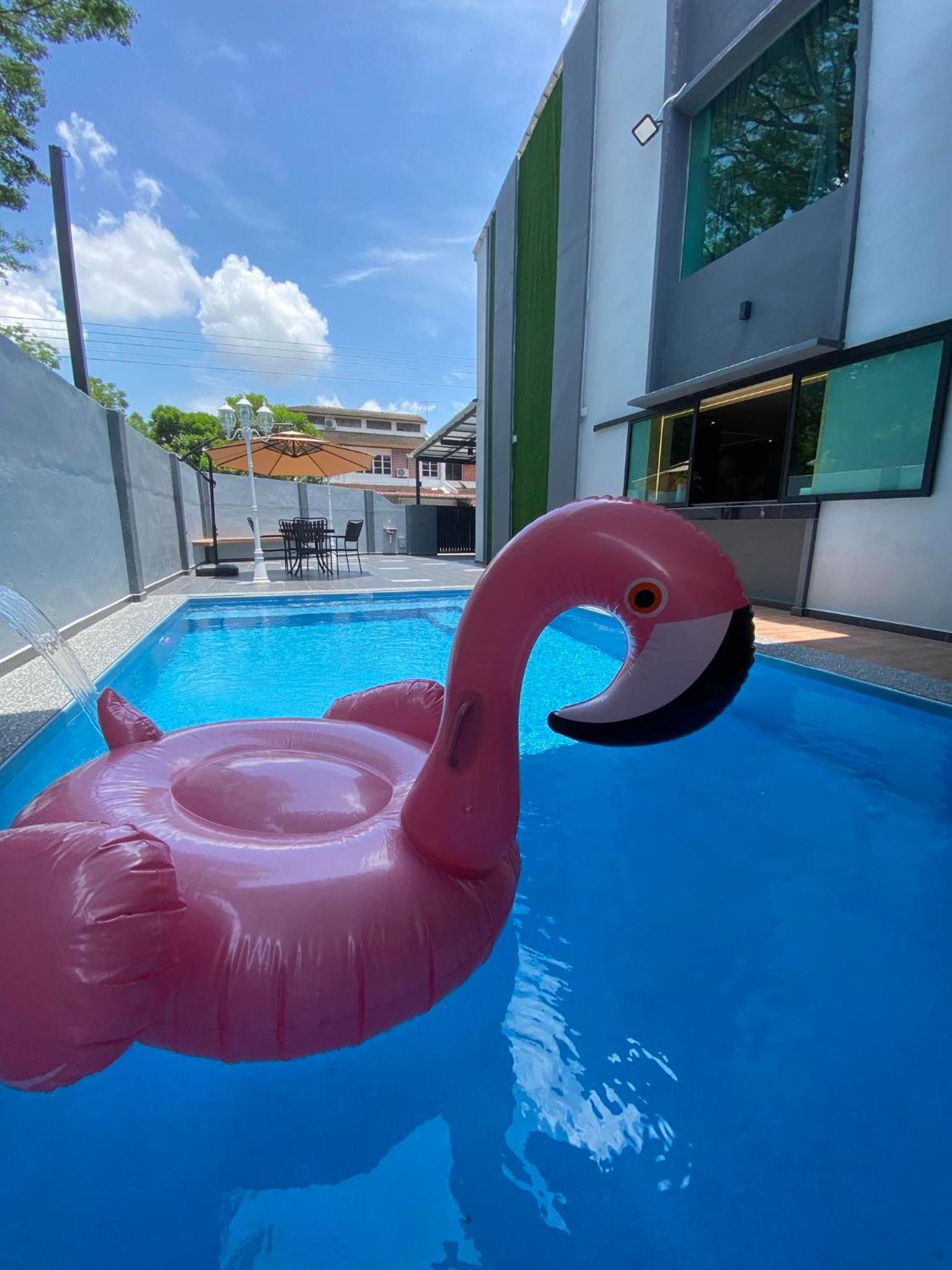 LYL Jaccuzi Private Pool House - 16PAX photo 2