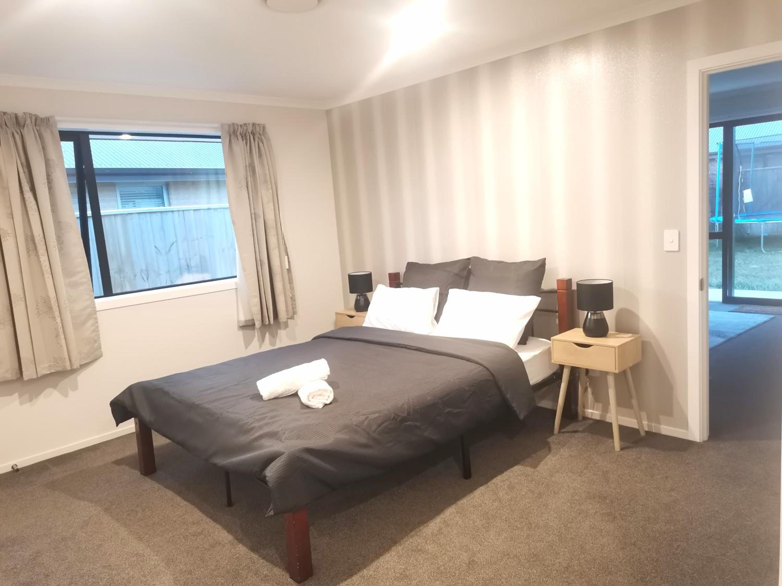 Stylish Private Guest House Ensuite -Private Bathroom & Spacious Private Lounge view 5