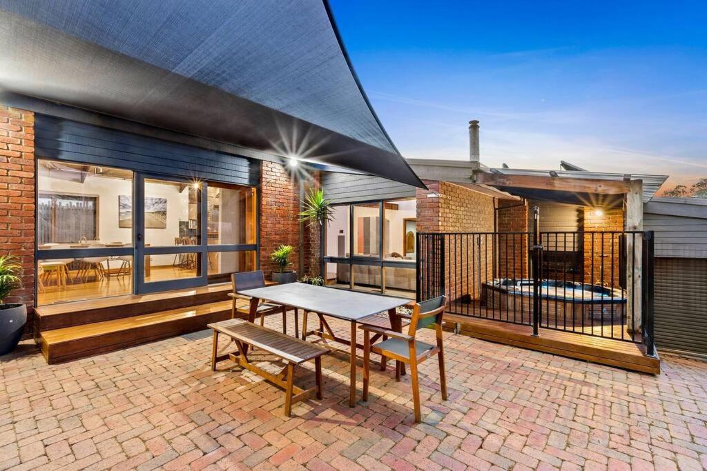 Beachside Weekender Retreat with Spa sleeps 11-13