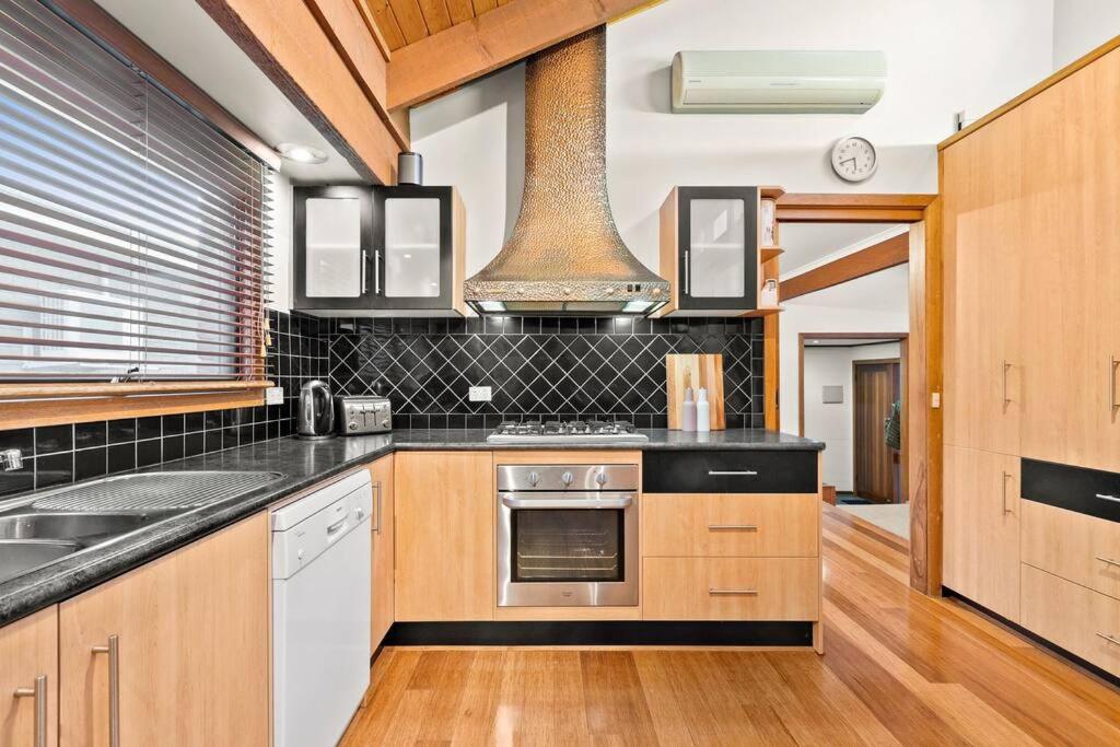 Beachside Weekender Retreat with Spa sleeps 11-13