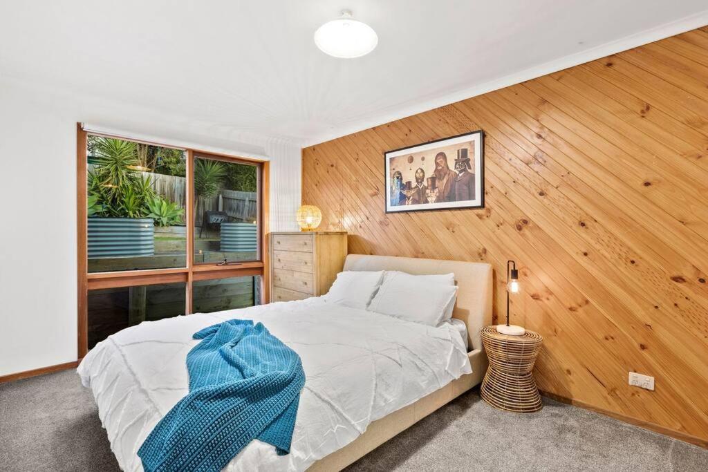 Beachside Weekender Retreat with Spa sleeps 11-13