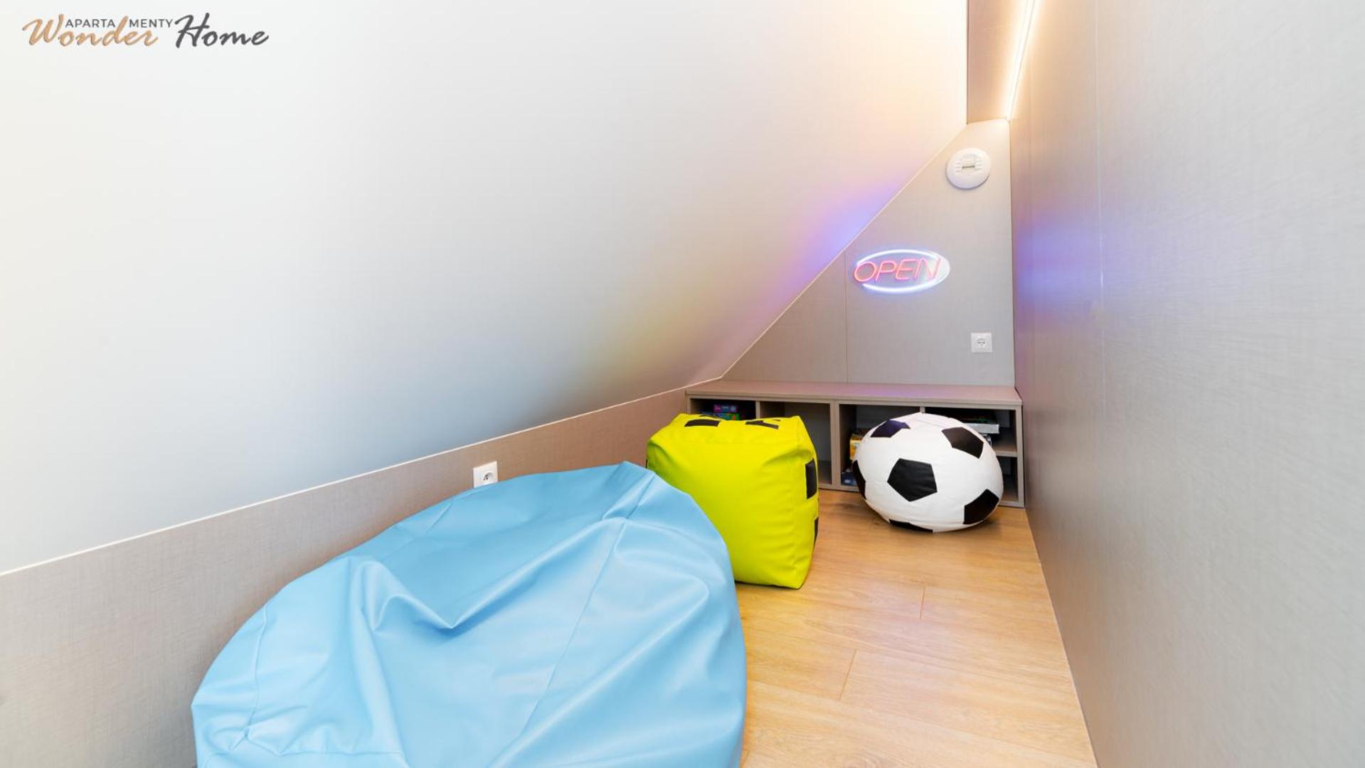 Wonder Home - Domki Hillside tuż przy stoku narciarskim - na terenie kompleksu plac zabaw i zewnętrzna siłownia, sklep, parking