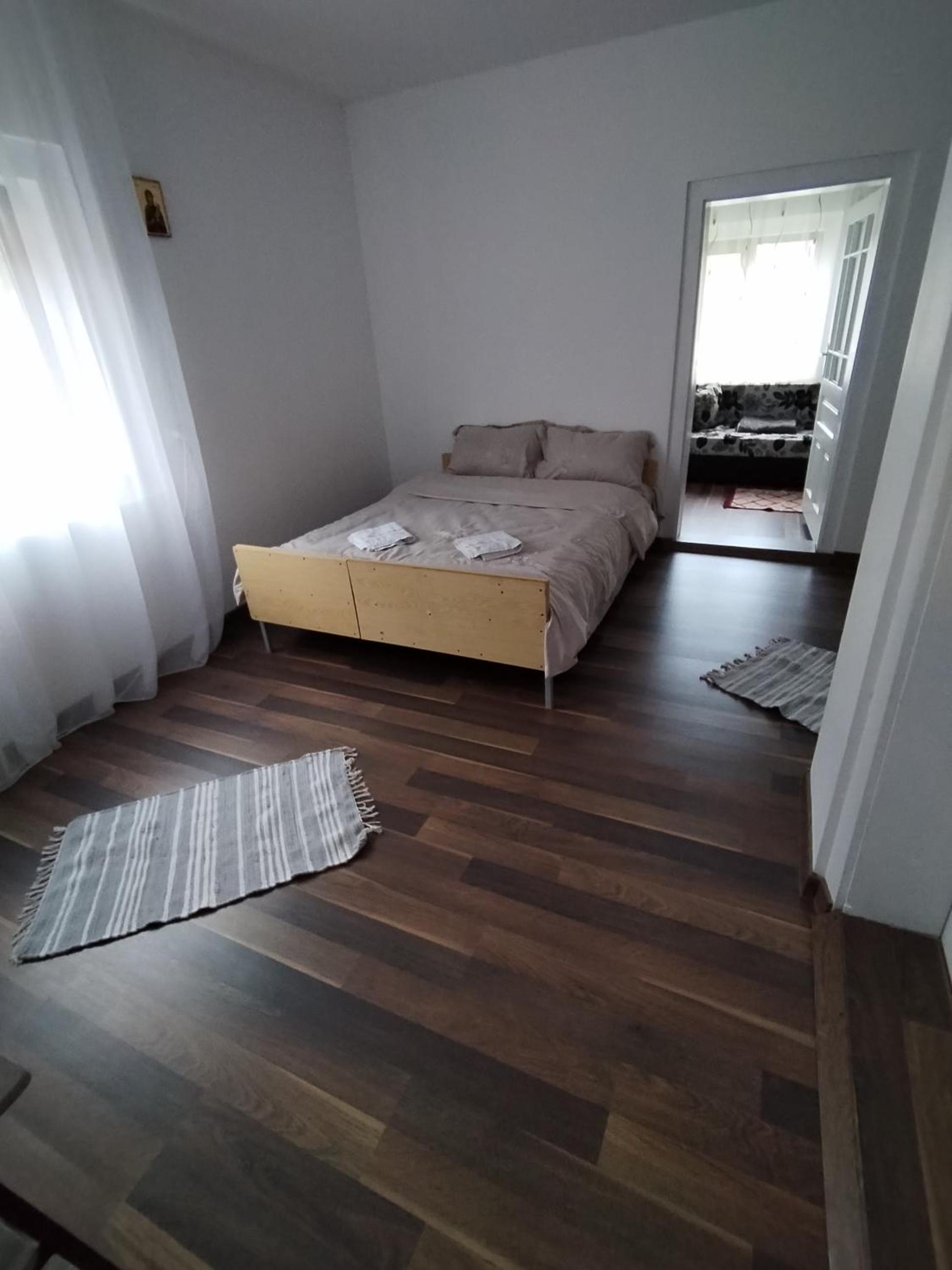Apartament la casa pe Transrarau view 2