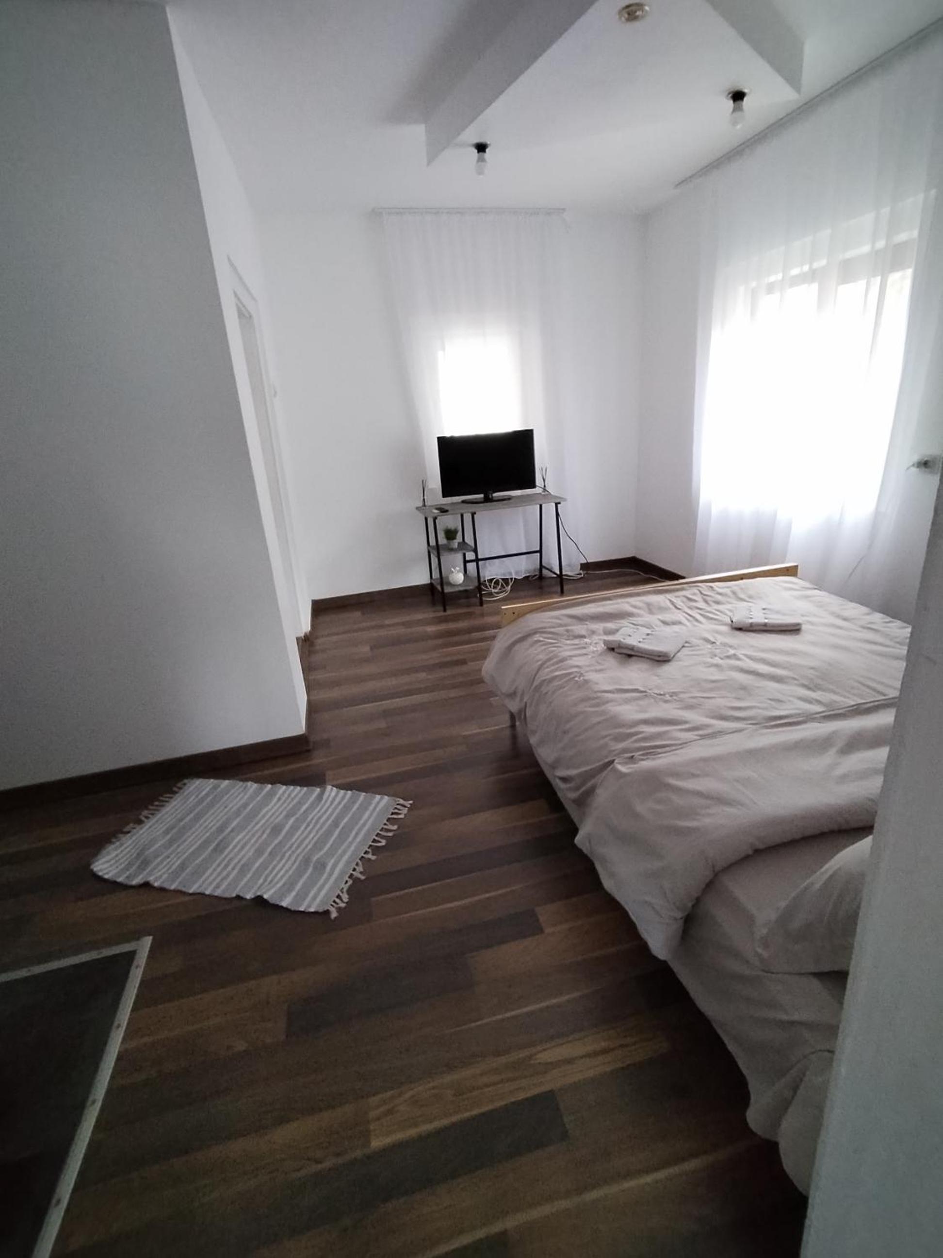 Apartament la casa pe Transrarau view 3
