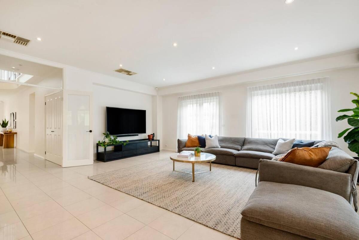 8 Beds Luxury Palatial Home with Full Gym