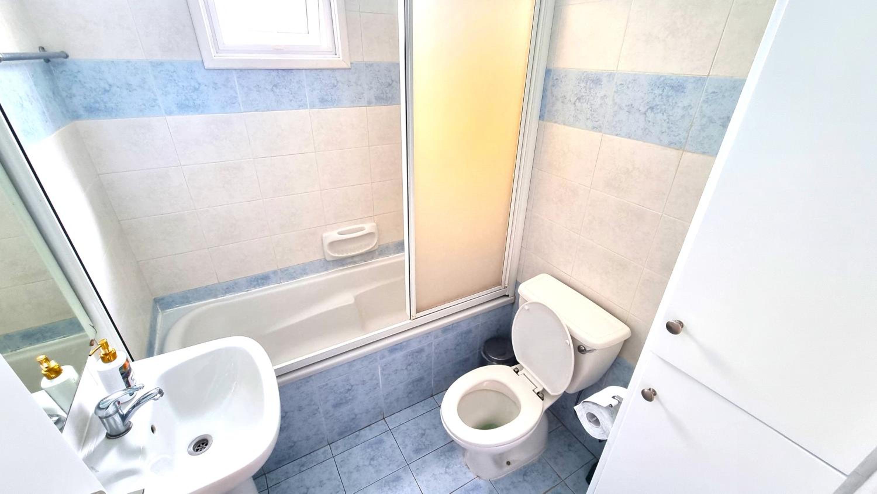 2Br Apt Coastal Comfort with Internet Access