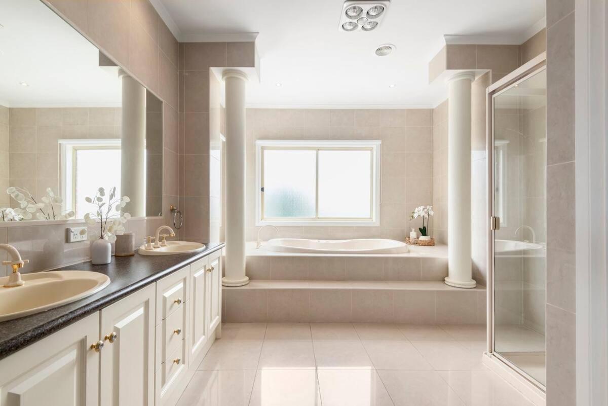 8 Beds Luxury Palatial Home with Full Gym