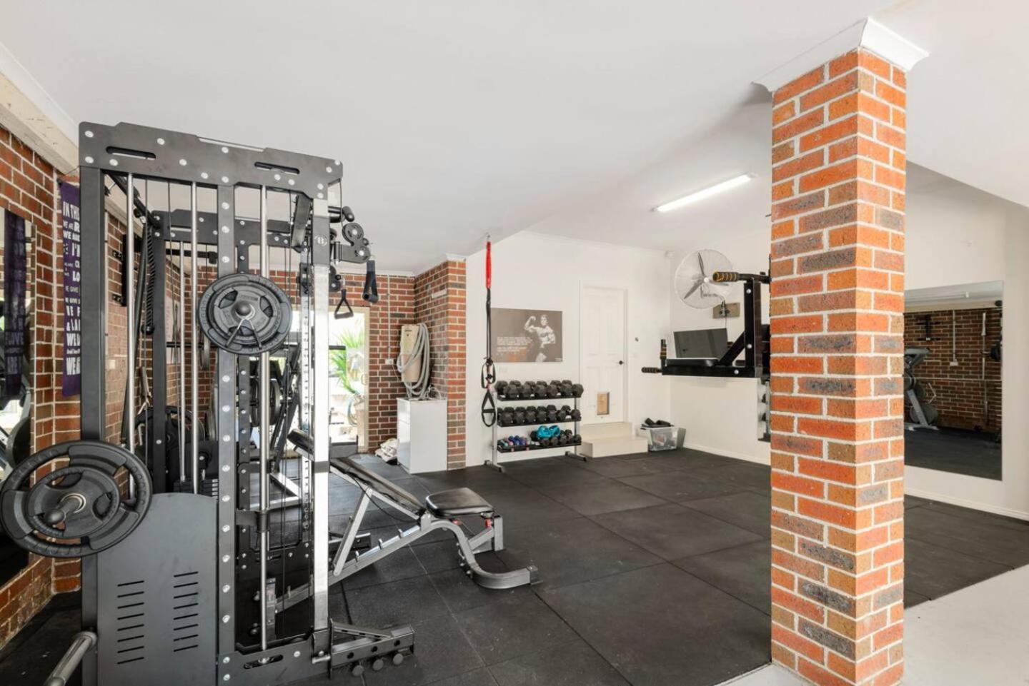 8 Beds Luxury Palatial Home with Full Gym
