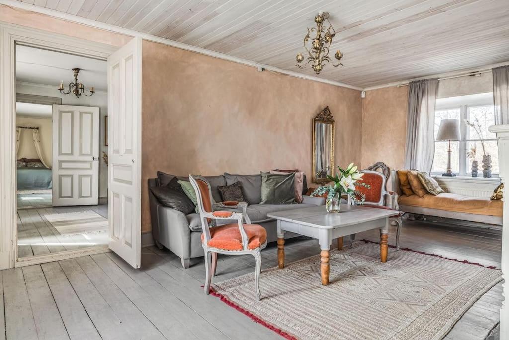 Large Stylish Charming House With Big Garden view 2