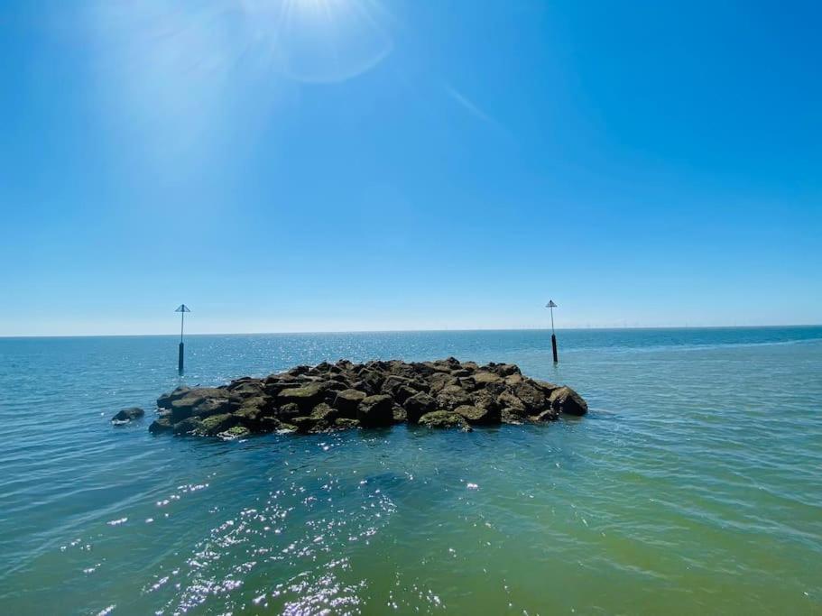 Delightful 2 Bedroom Condo Facing the Ocean view 2