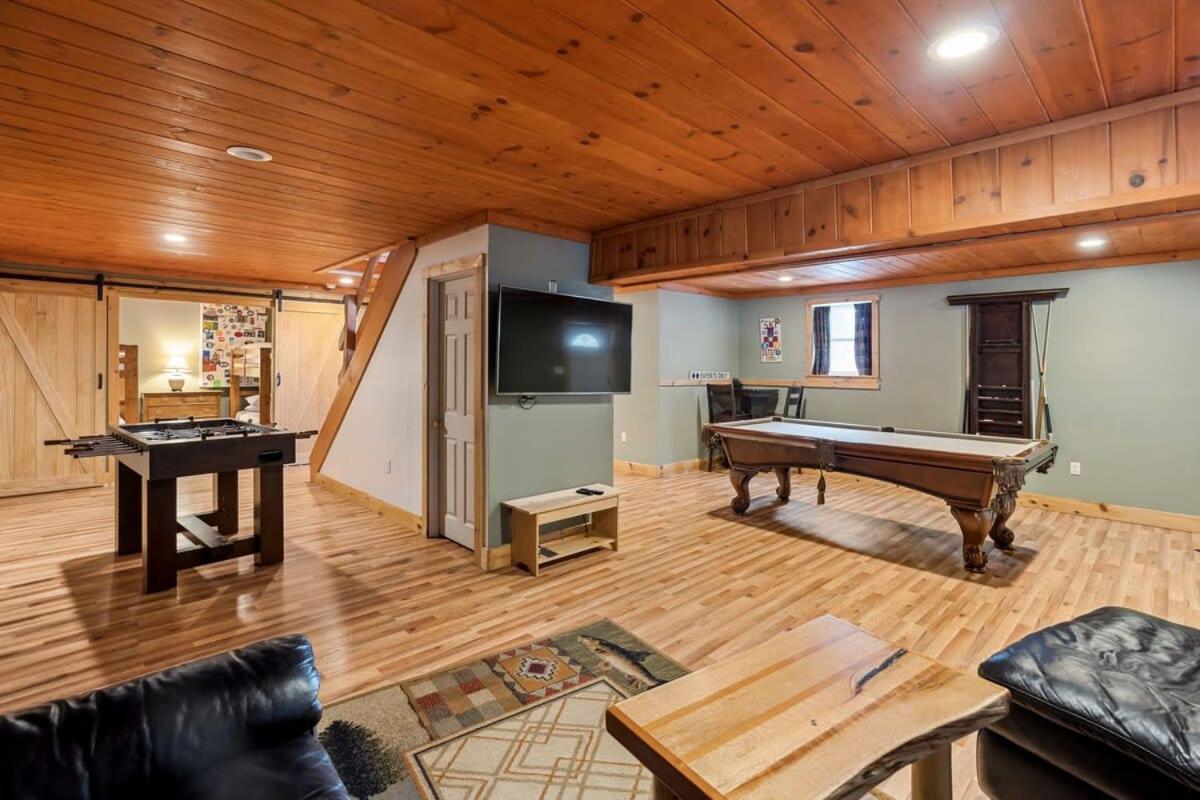 Minutes to Downtown & National Forest Ash Lodge view 2