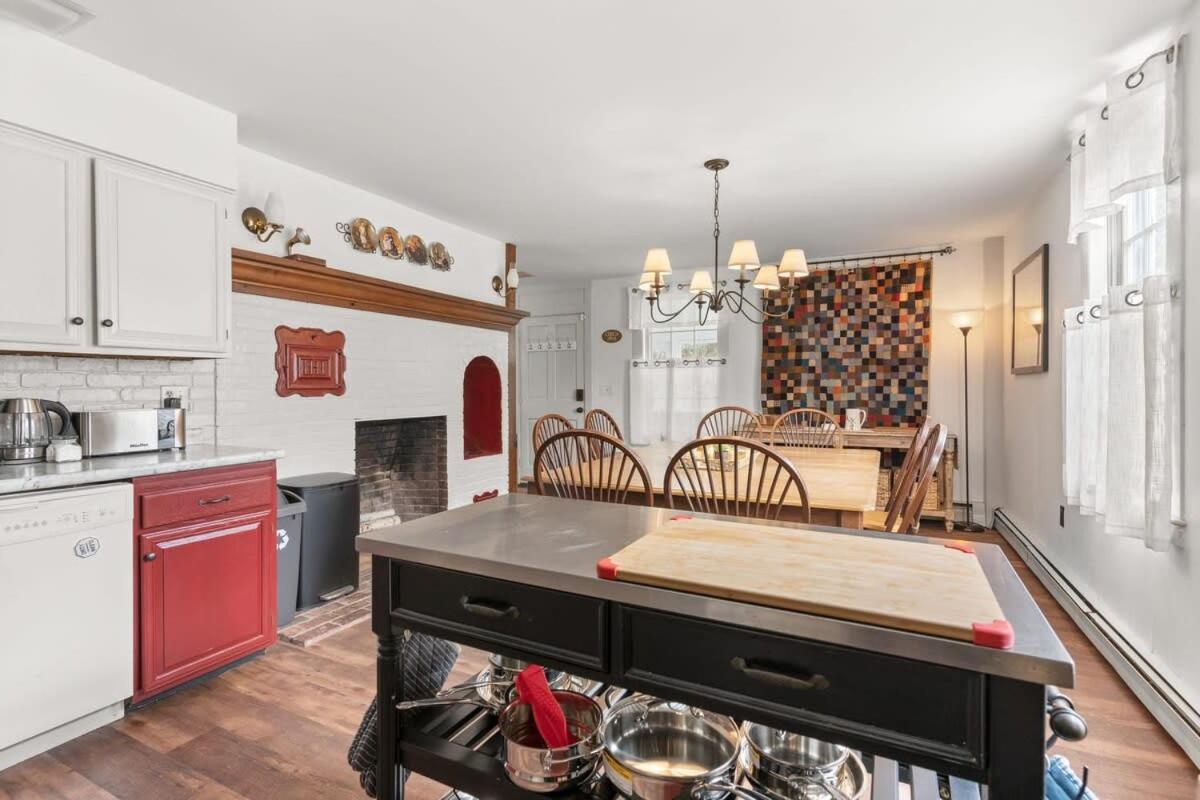 Federal on Exeter Circa 1805 Sleeps 8 view 2