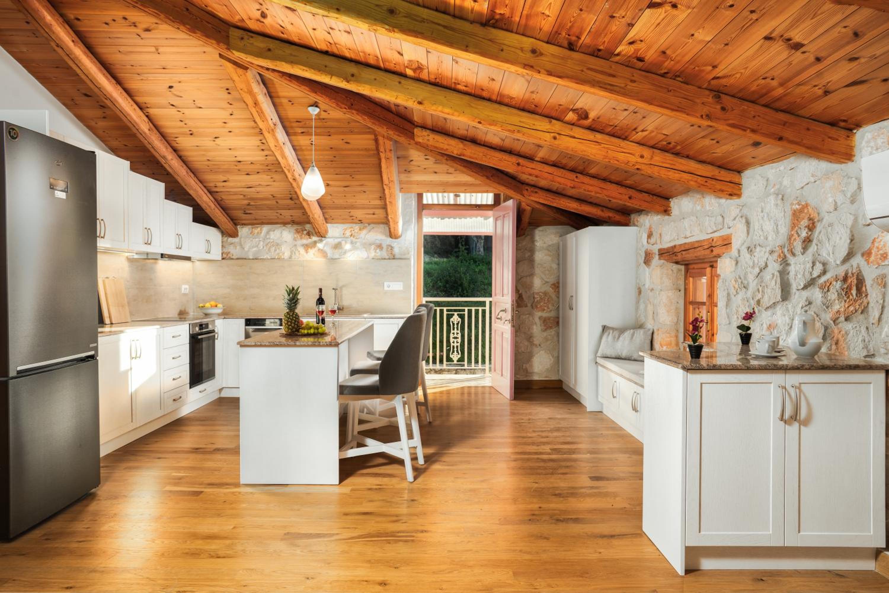 Mirabilia Loft - Amazing Views and Steps from Banana Beach