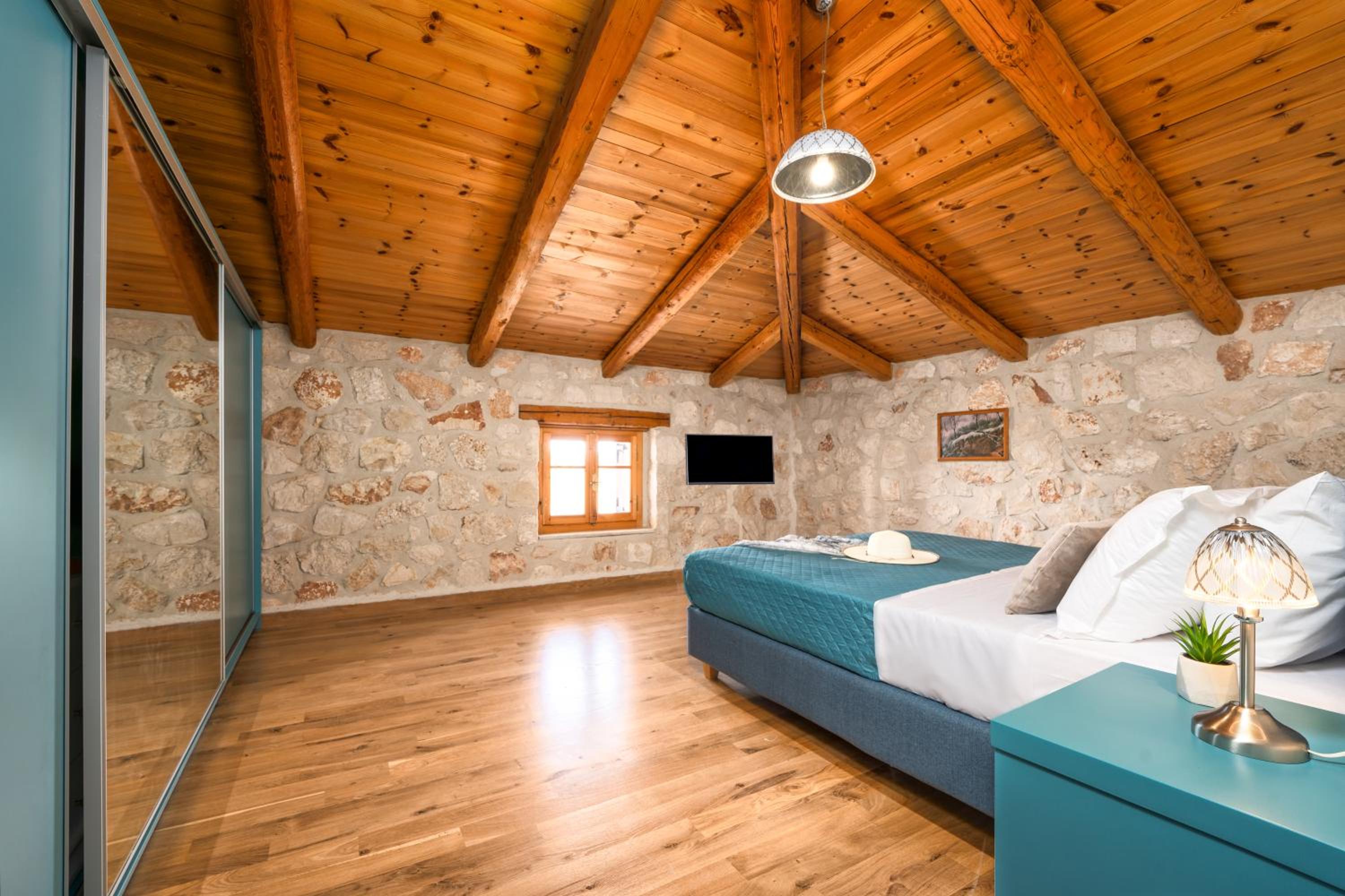 Mirabilia Loft - Amazing Views and Steps from Banana Beach