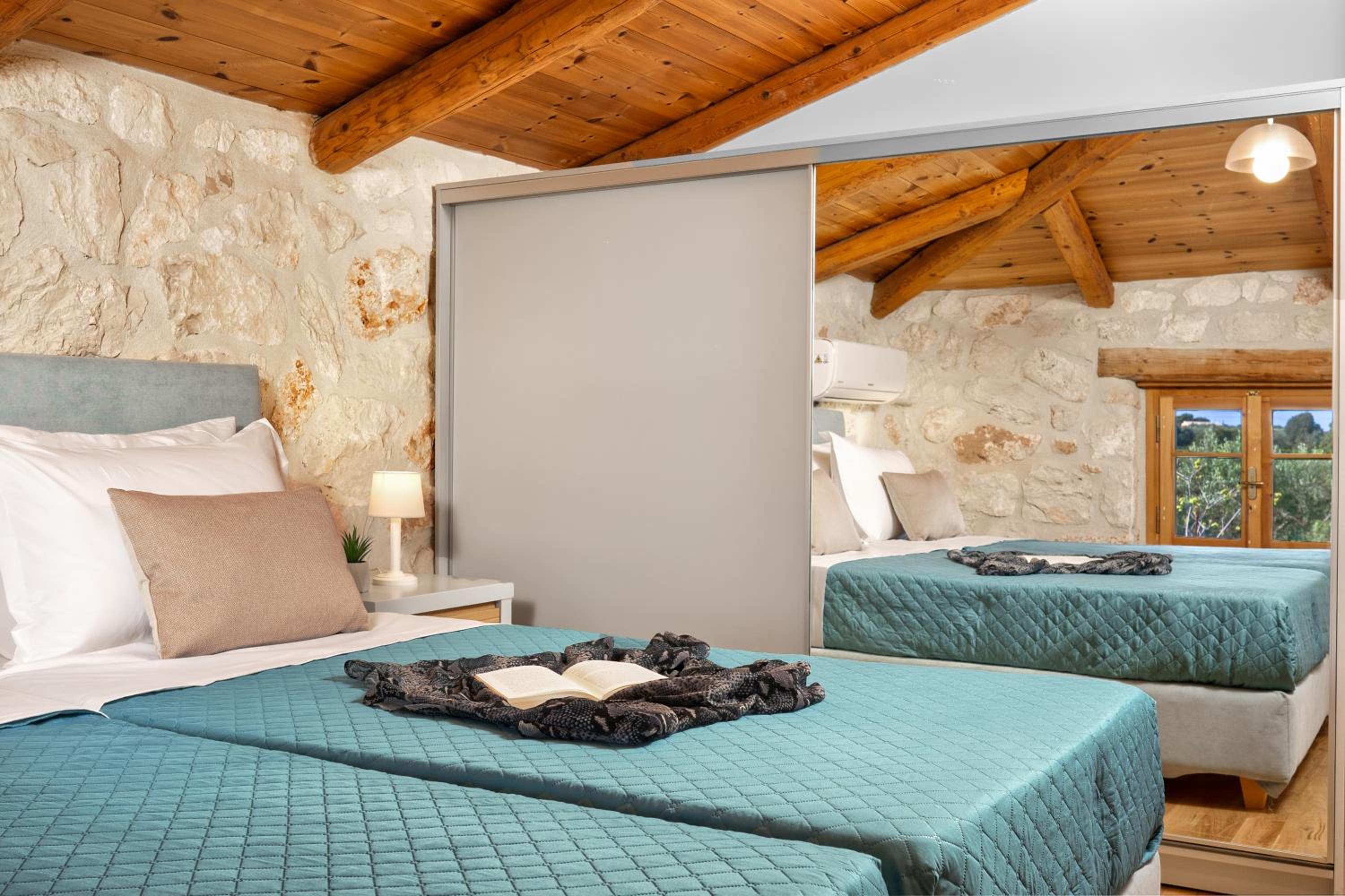 Mirabilia Loft - Amazing Views and Steps from Banana Beach