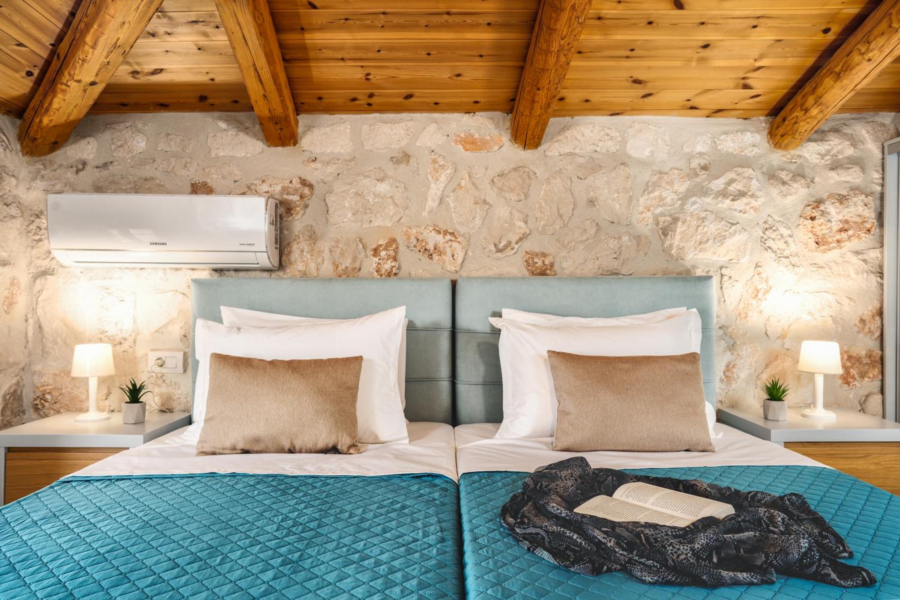 Mirabilia Loft - Amazing Views and Steps from Banana Beach