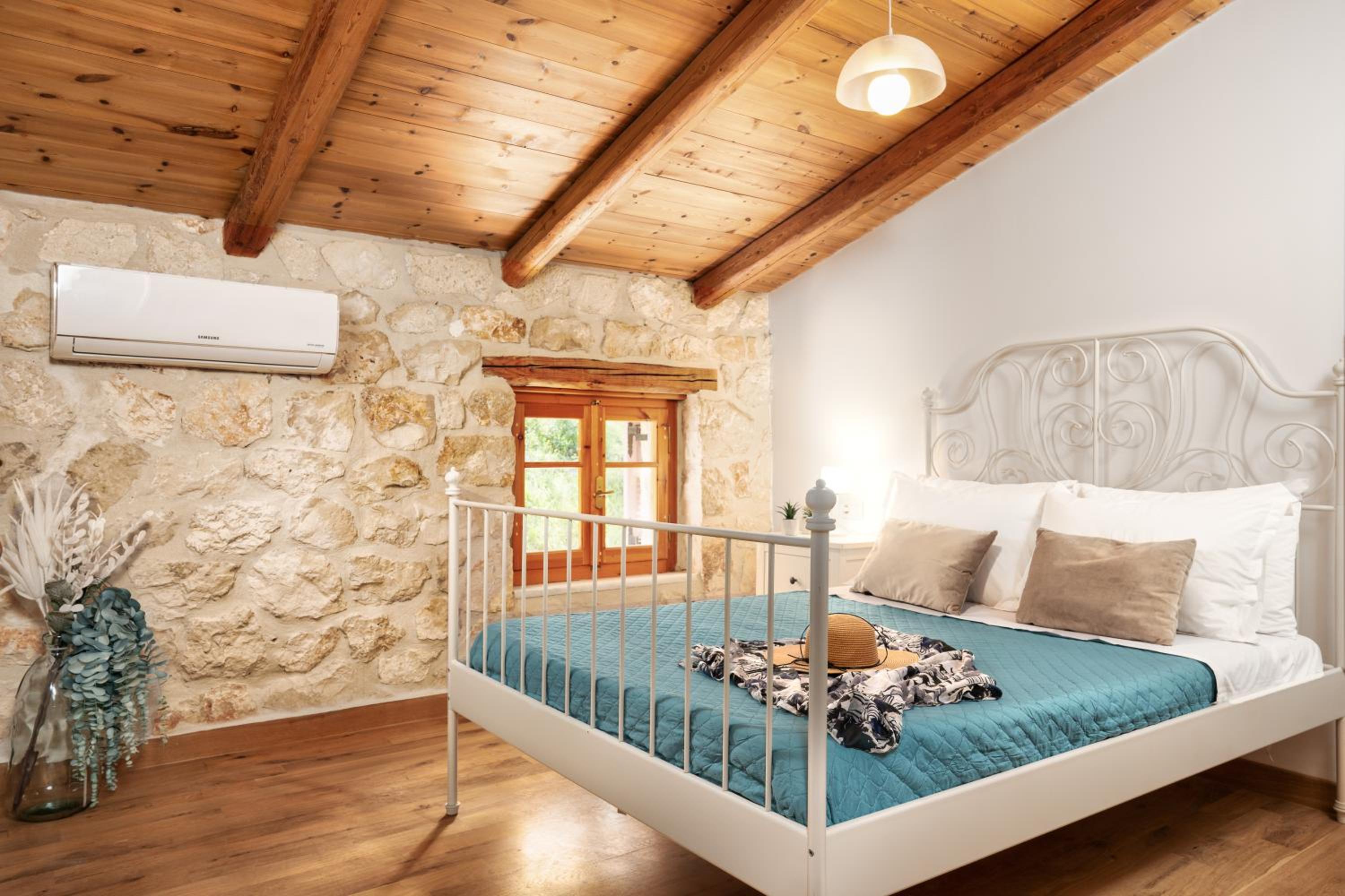 Mirabilia Loft - Amazing Views and Steps from Banana Beach
