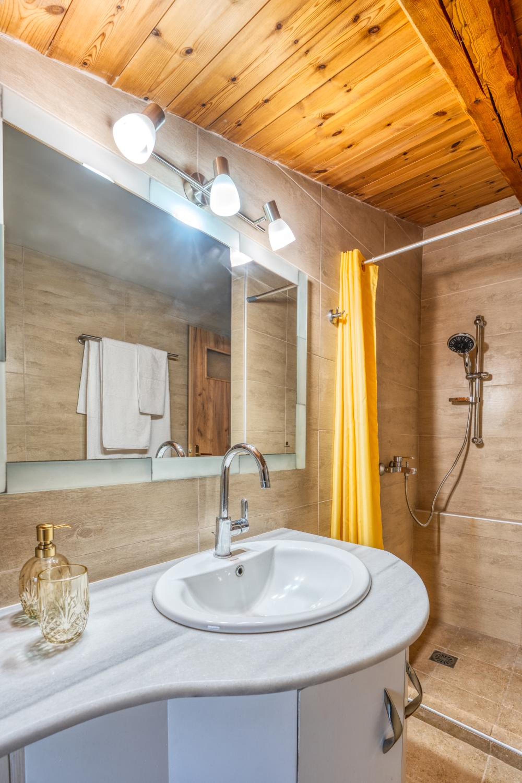Mirabilia Loft - Amazing Views and Steps from Banana Beach