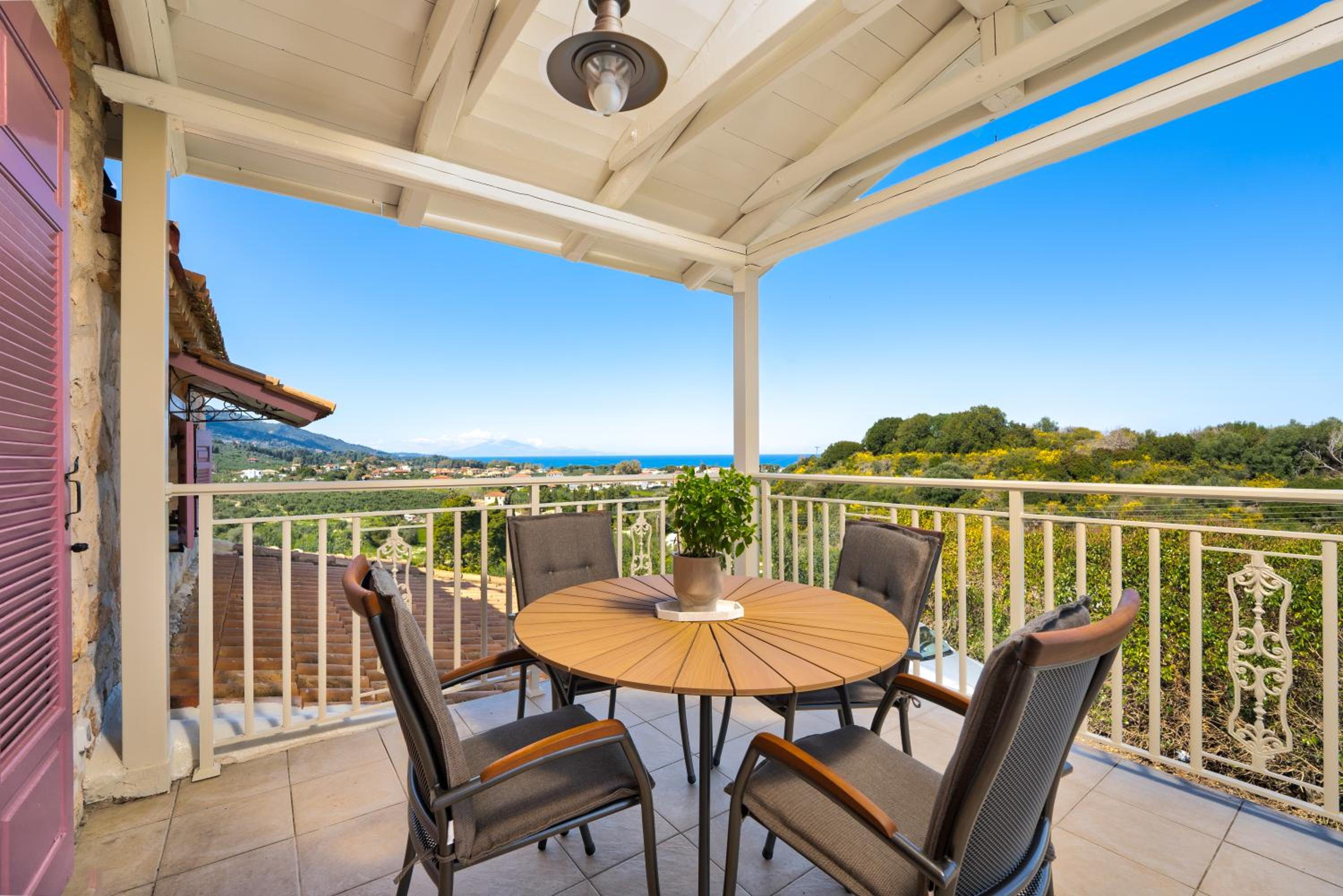 Mirabilia Loft - Amazing Views and Steps from Banana Beach