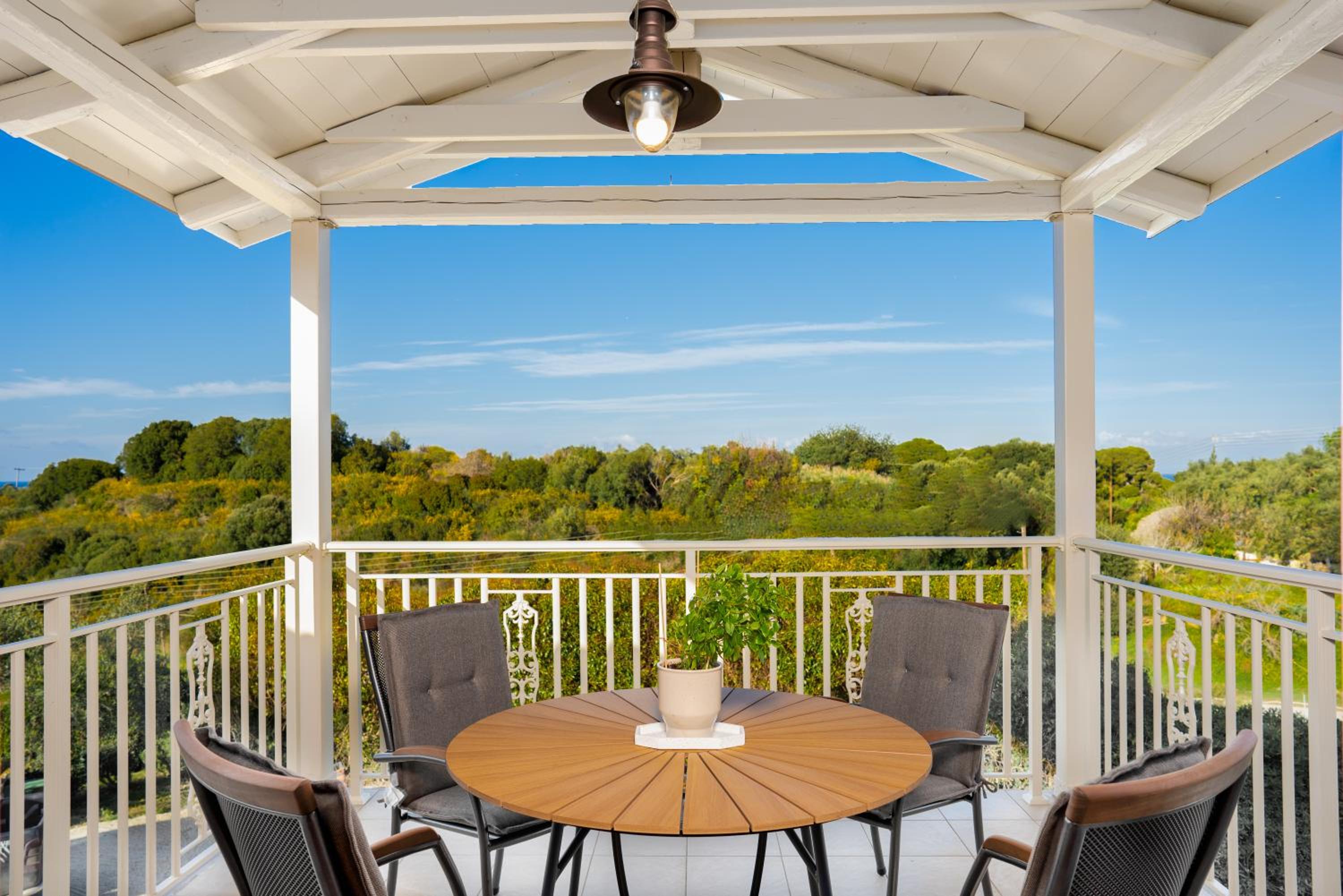 Mirabilia Loft - Amazing Views and Steps from Banana Beach