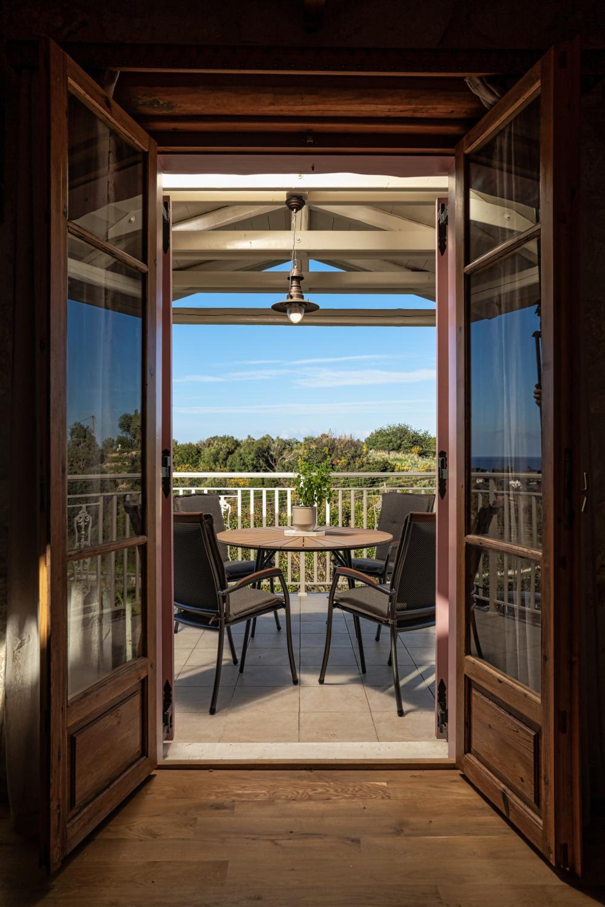 Mirabilia Loft - Amazing Views and Steps from Banana Beach