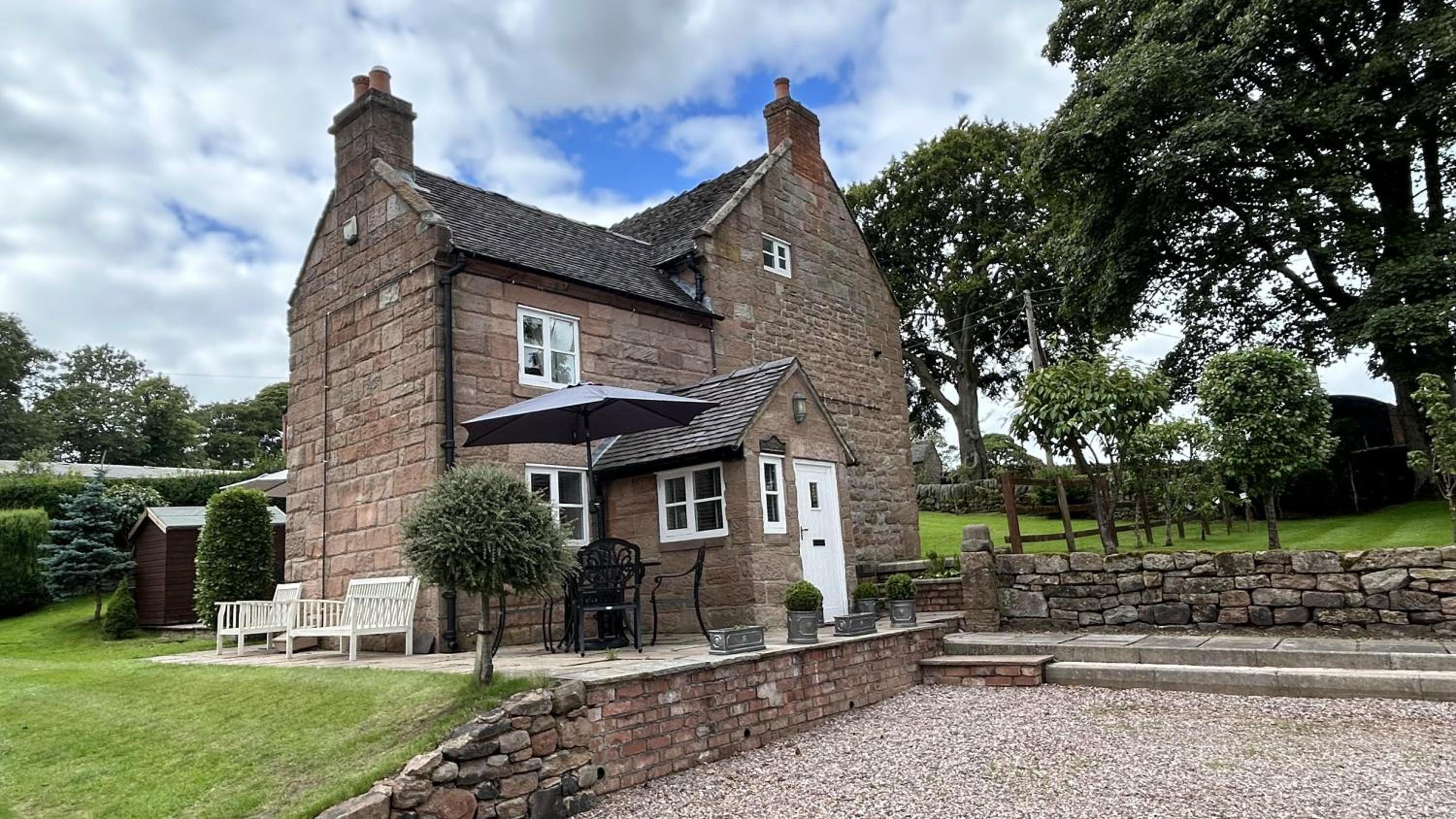 Farmhouse-Sleeps 5-Near Alton Towers Peak Dist view 3
