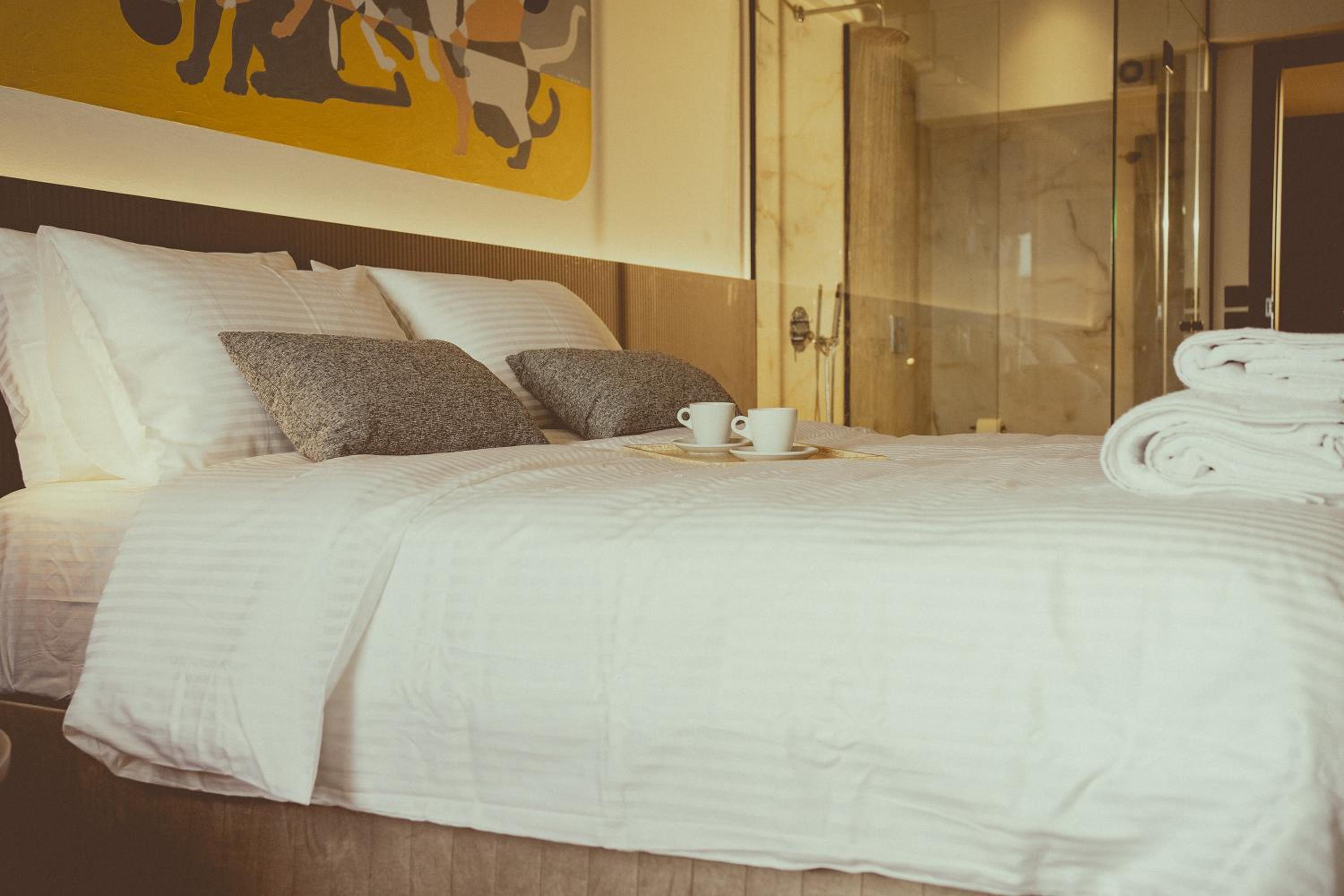 Dina & McAllister Rooms & Suites