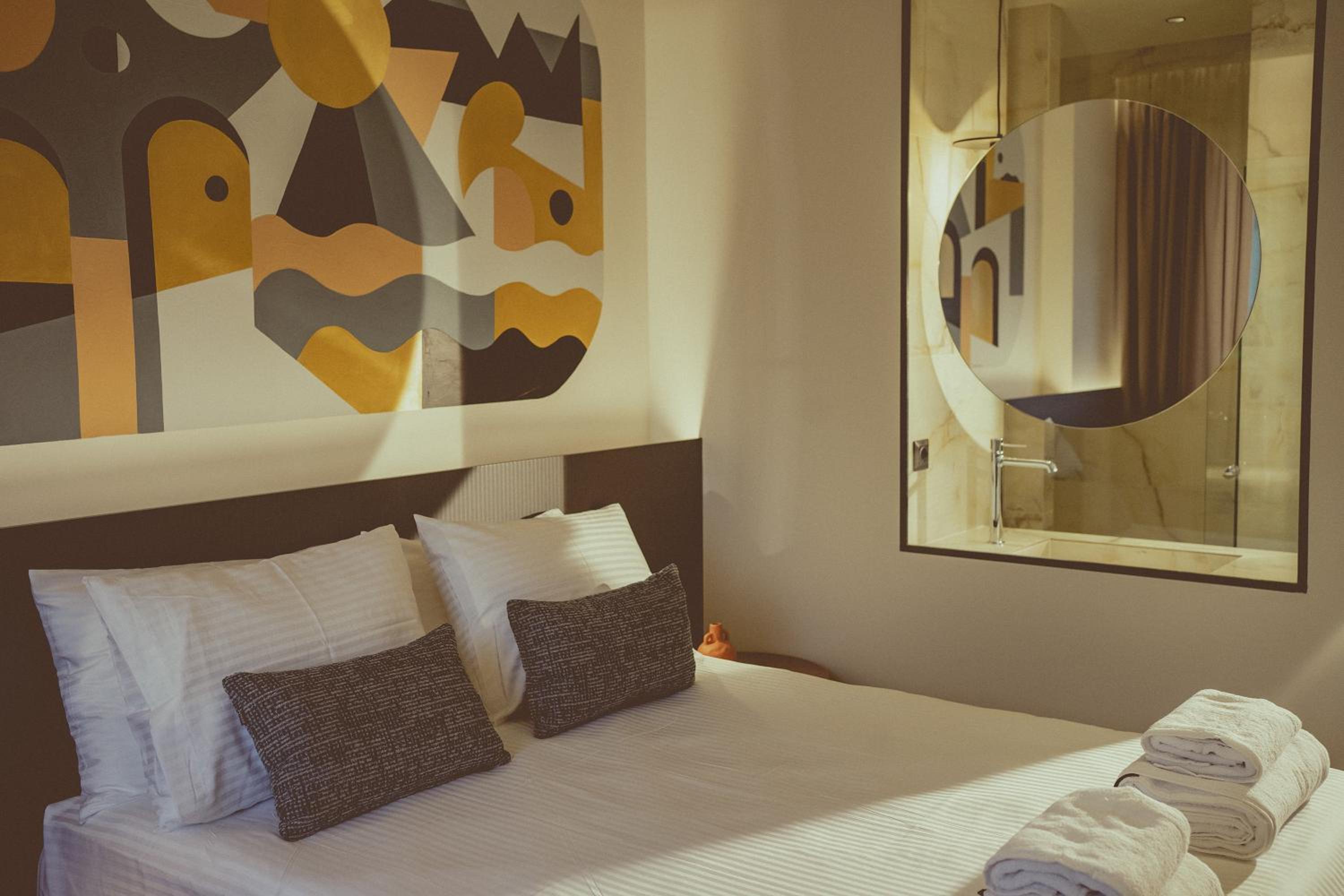 Dina & McAllister Rooms & Suites
