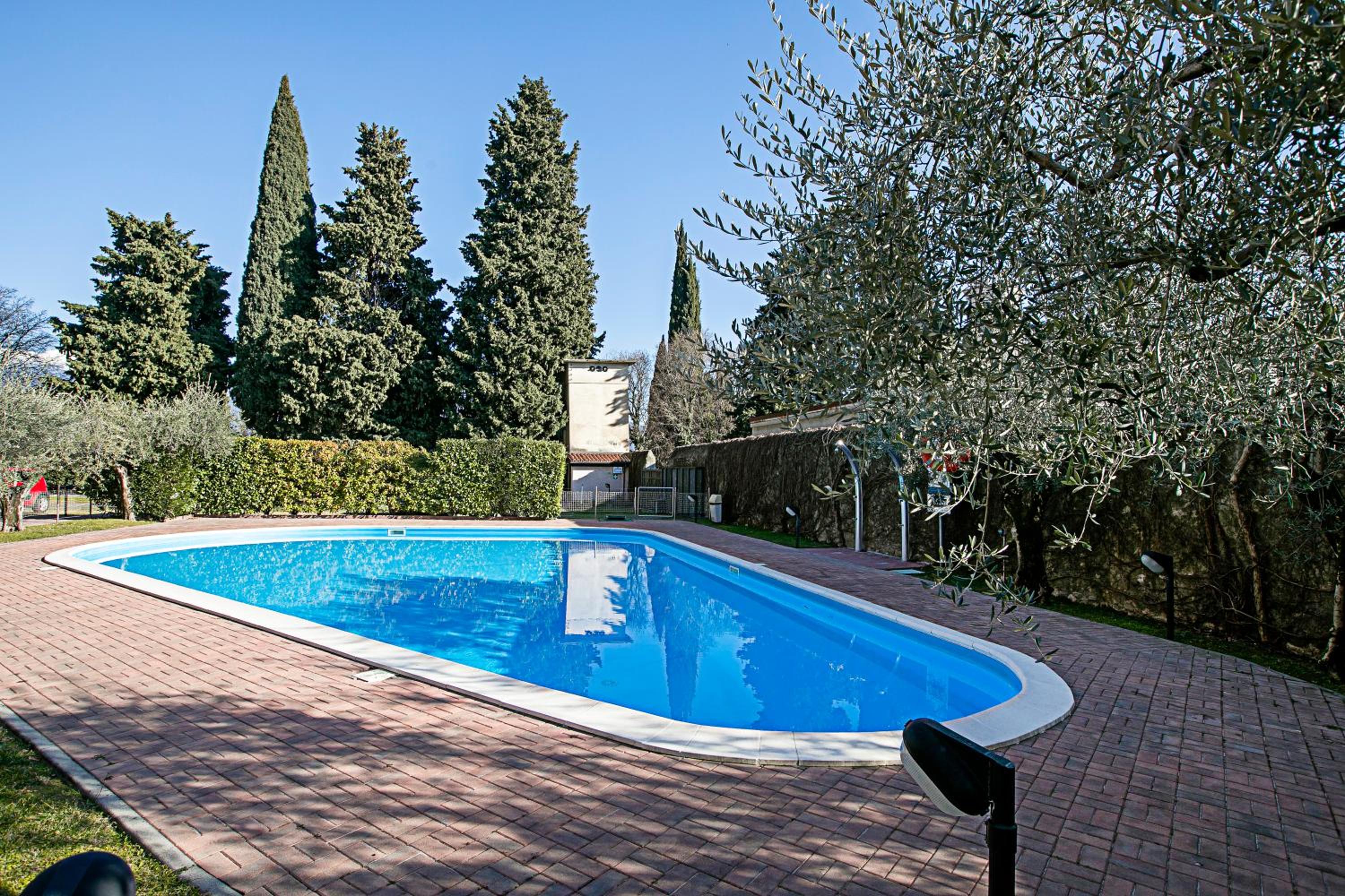 Borgo Degli Ulivi shared pool - 200m lake - Happy Rentals view 4