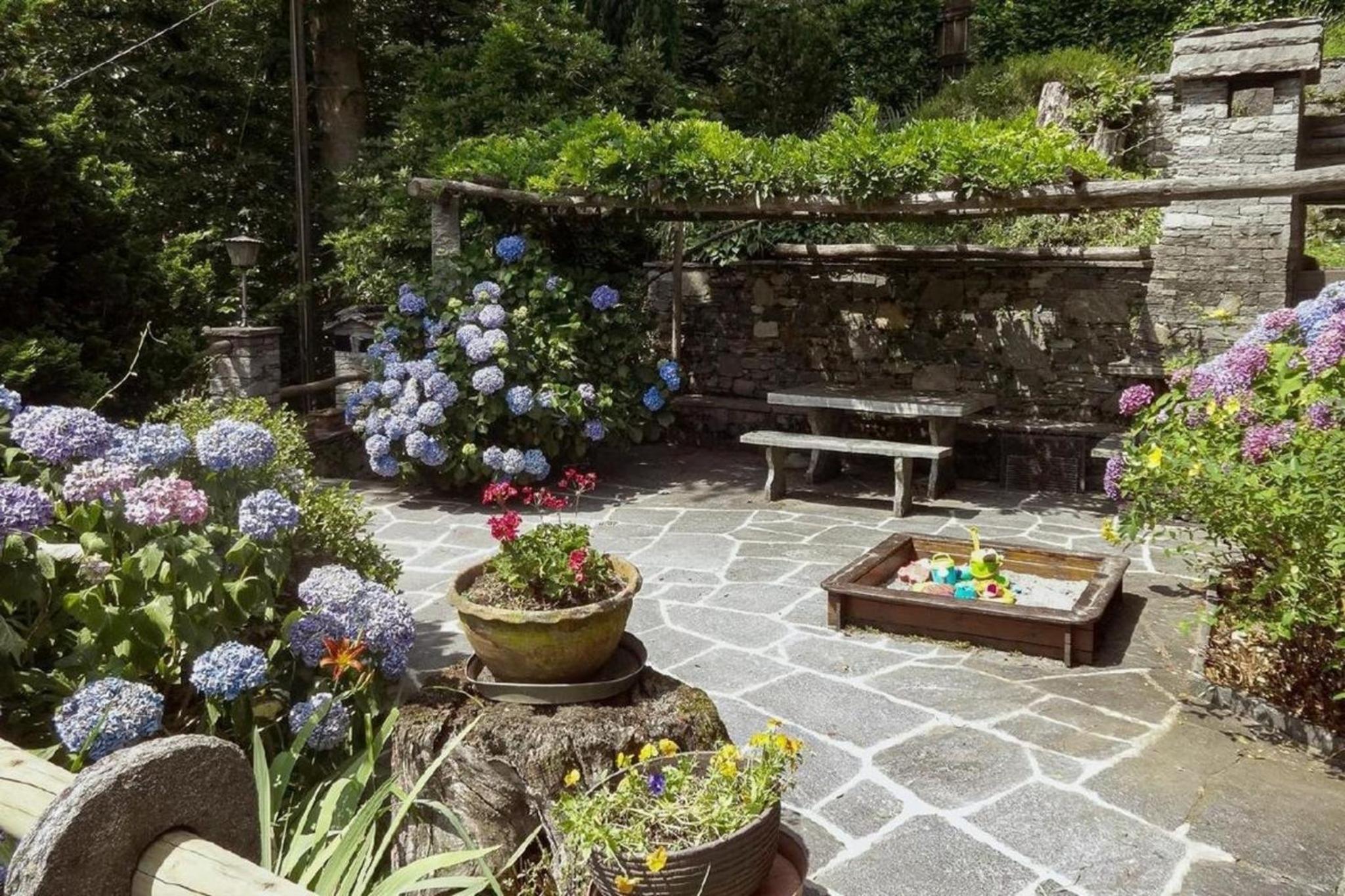 Freistehendes Chalet mit Pool und Garten