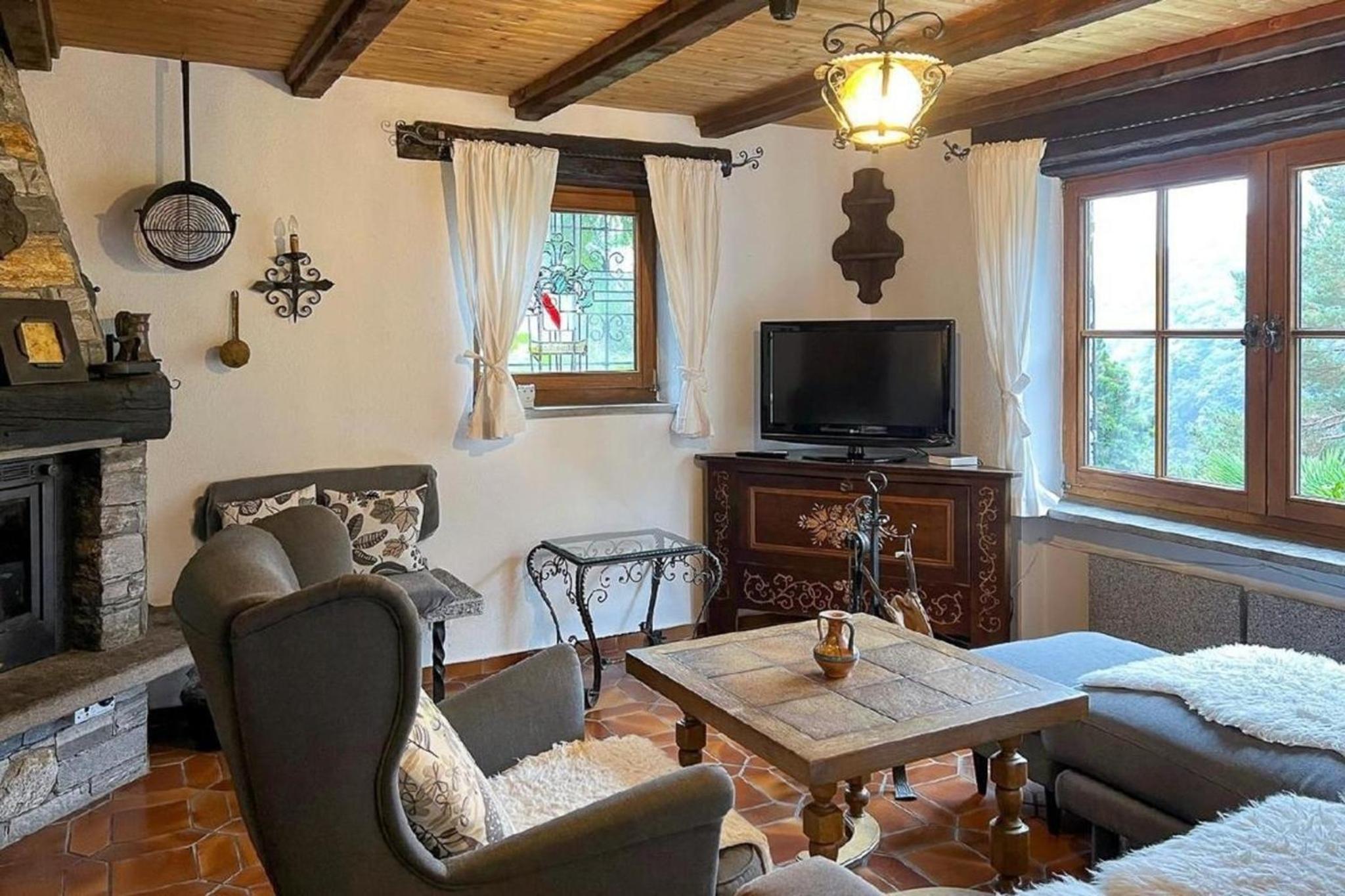 Freistehendes Chalet mit Pool und Garten