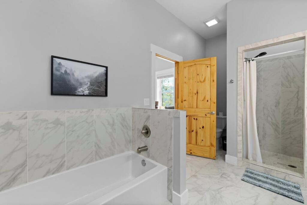 Mountain Views, HotTub, Minutes to Downtown! view 4