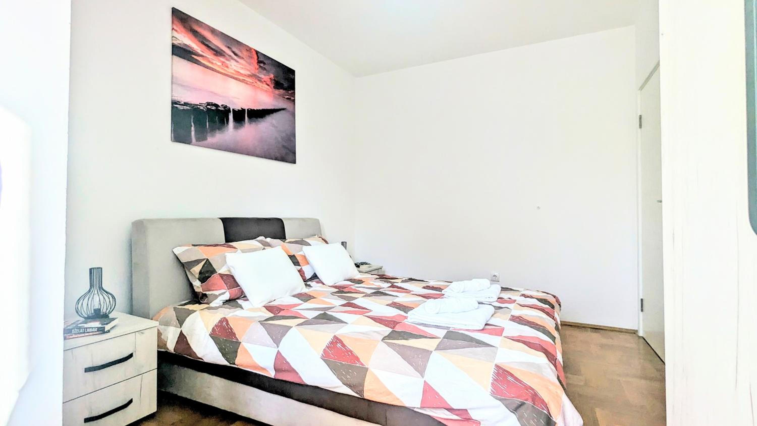 Skyline Central - City Center Apartments & Private Parking - apartmani-nsmilos view 3