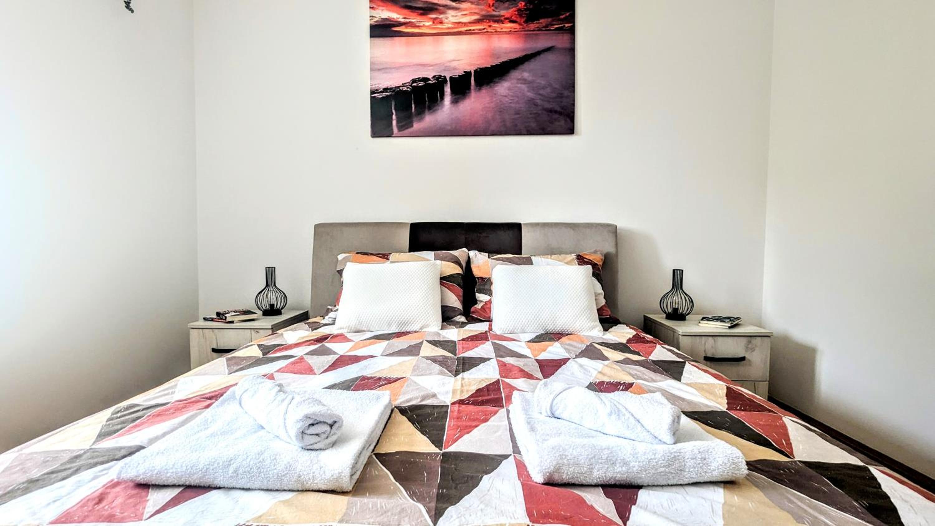 Skyline Central - City Center Apartments & Private Parking - apartmani-nsmilos view 2