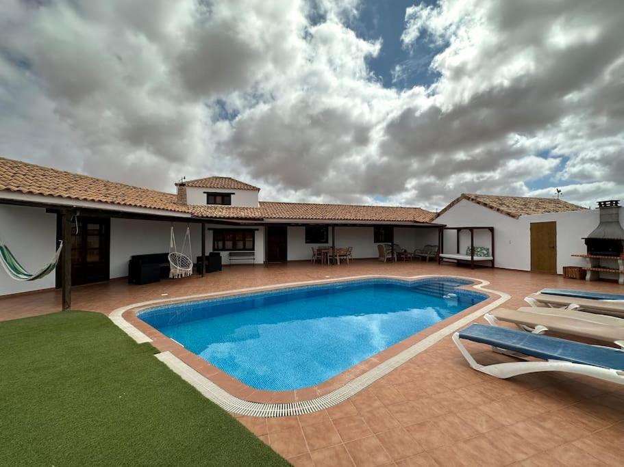 Hotel Villa With Pool In The Centre Of Fuerteventura