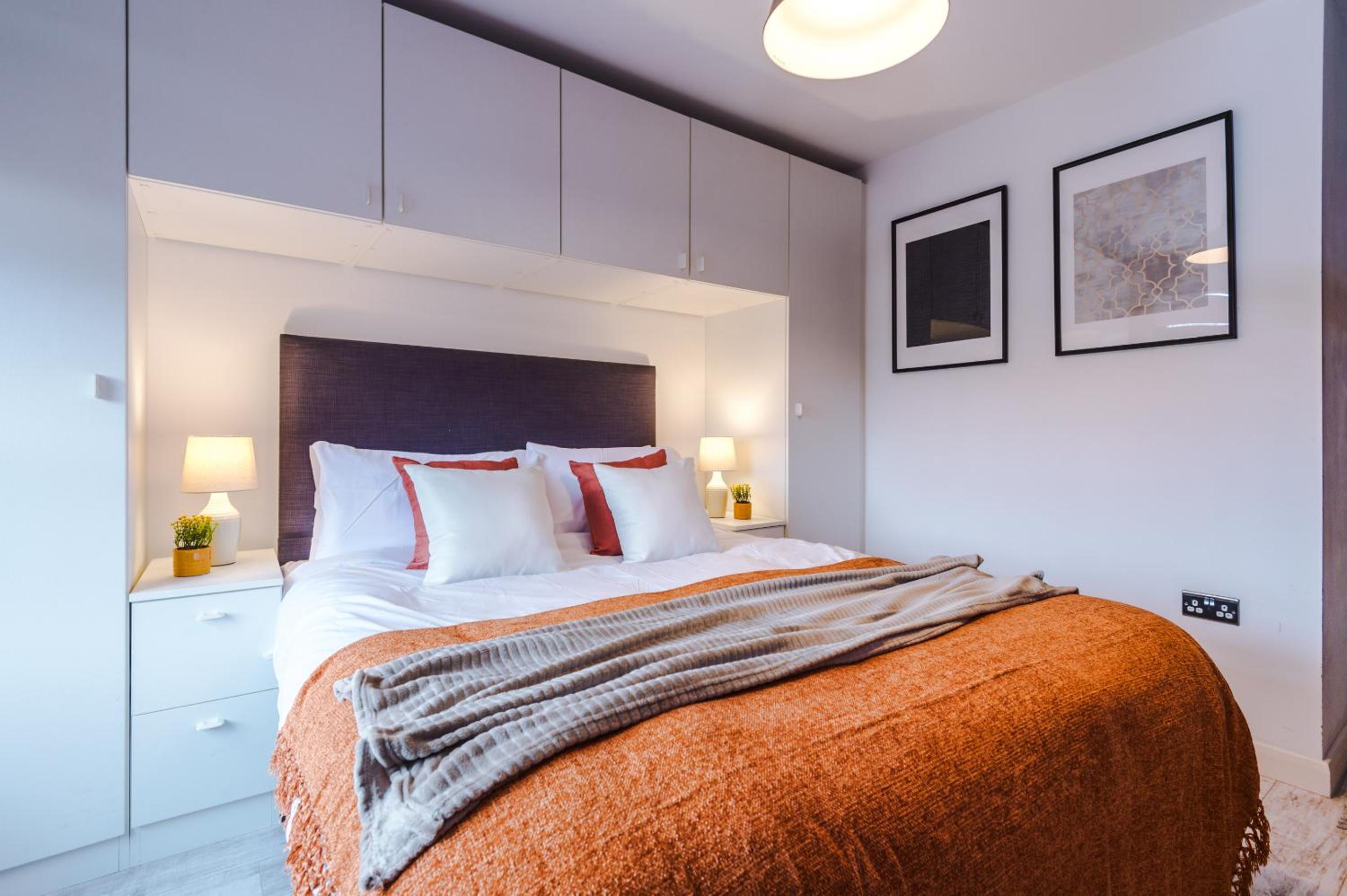 2 King Size Beds in Manhattan styled Oversize Apartment view 2