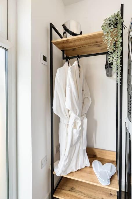 Romantic getaway UK with Private Sauna, King Bed, WiFi 517mbps & EV Charger view 4