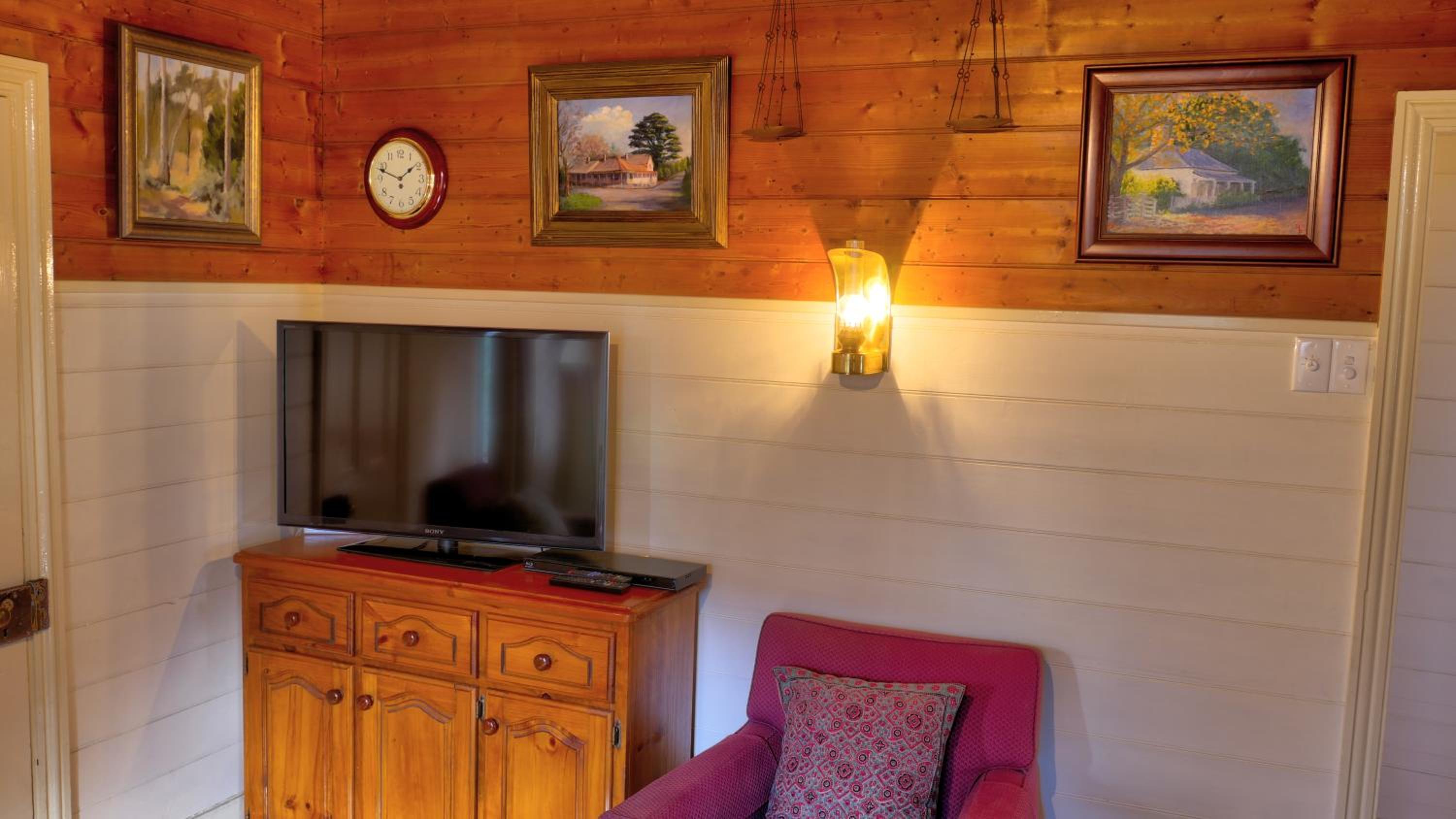 Lynden Cottage - built 1884 in the heart of town