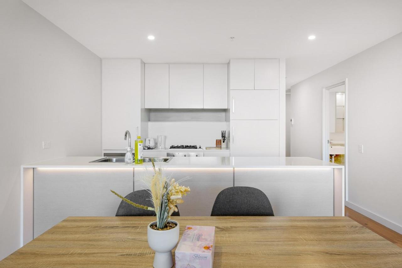 2BR apt close to MQ shopping centre and university