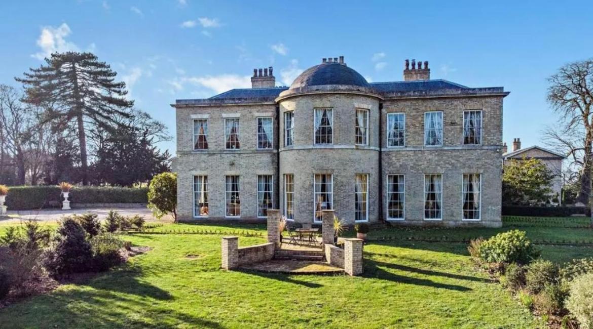 Beccles Georgian Mansion l 9 Bedrooms, Hot Tub & Parkland