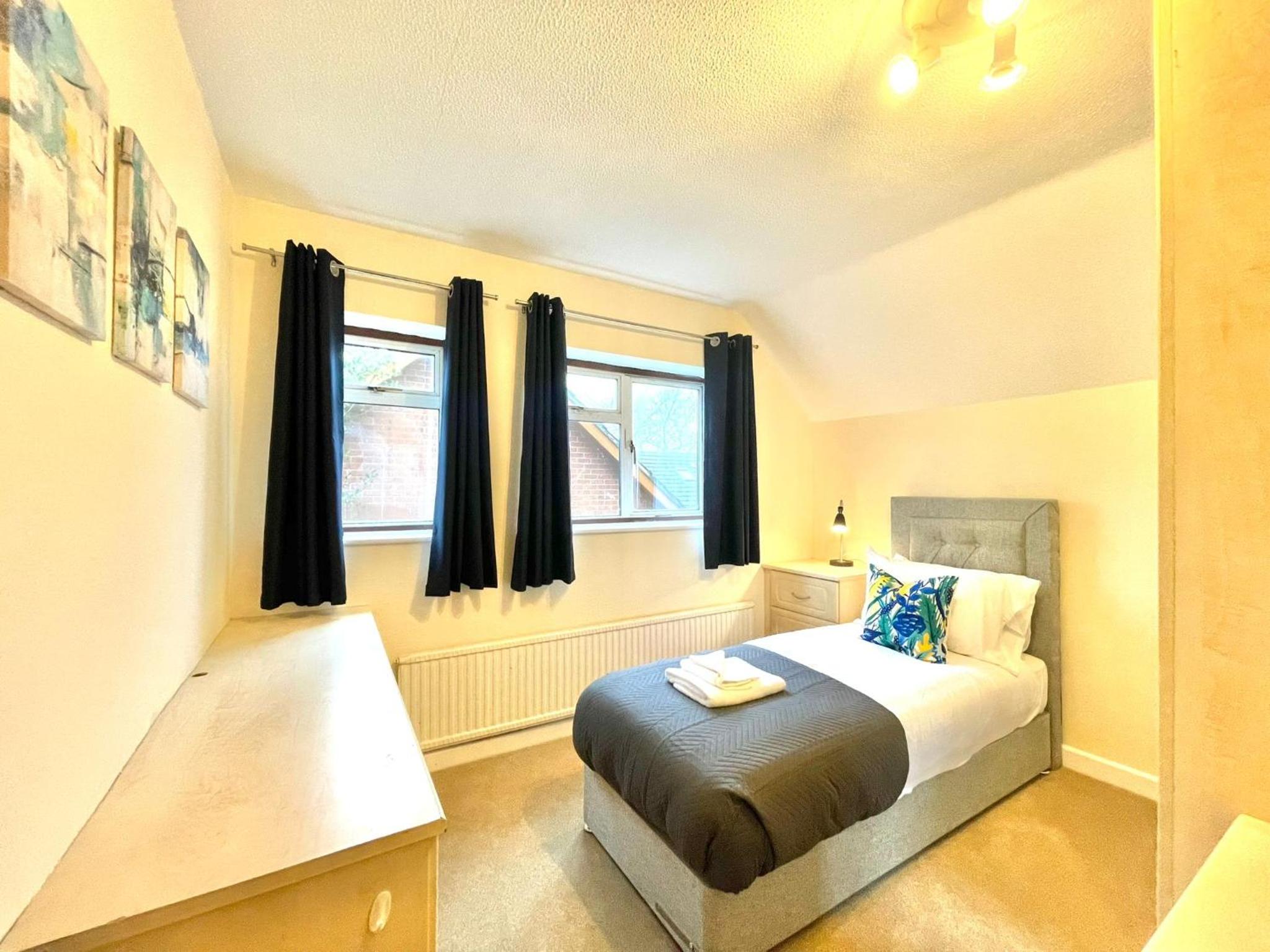 Castle Grayskull -Vast Taunton House with 6 Bedrooms and 4 Bathrooms, extra 2 WCs and 2 Games Rooms view 3