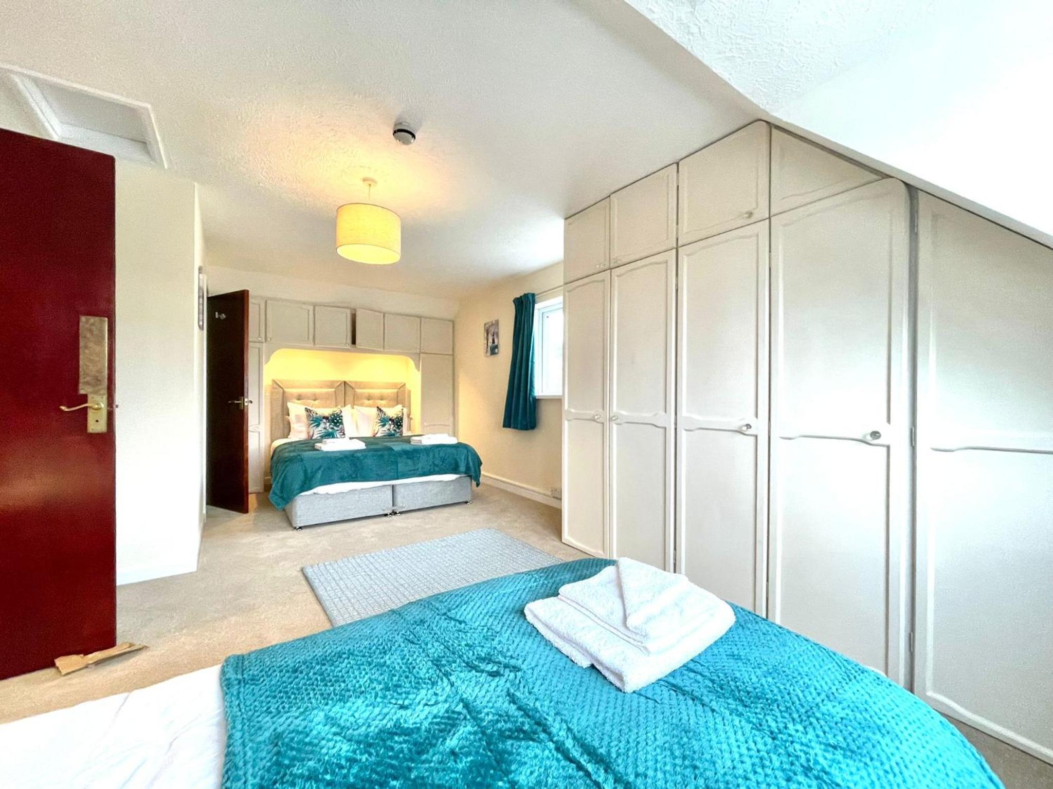 Castle Grayskull -Vast Taunton House with 6 Bedrooms and 4 Bathrooms, extra 2 WCs and 2 Games Rooms view 5