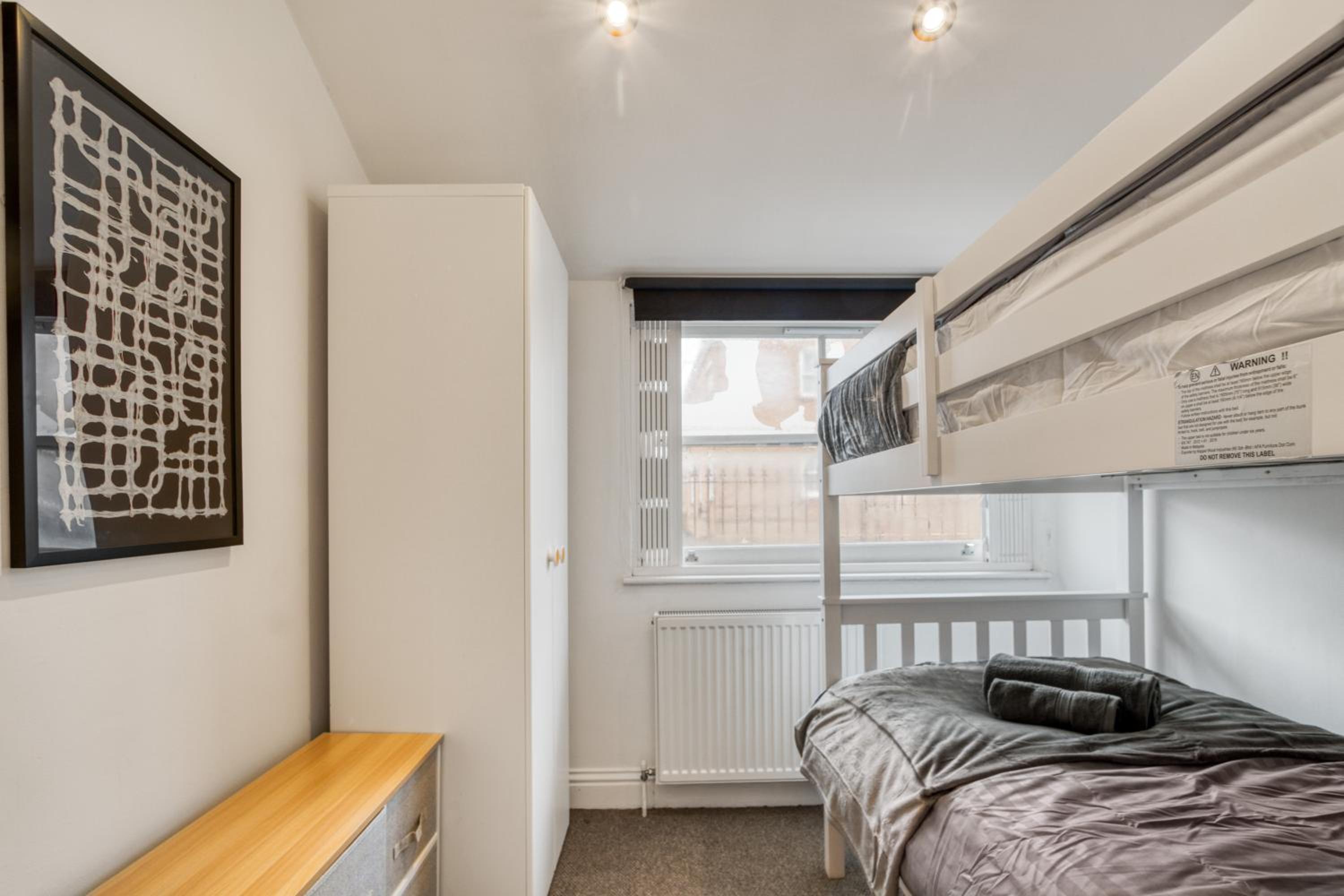Vibrant 2-Bed by Bow