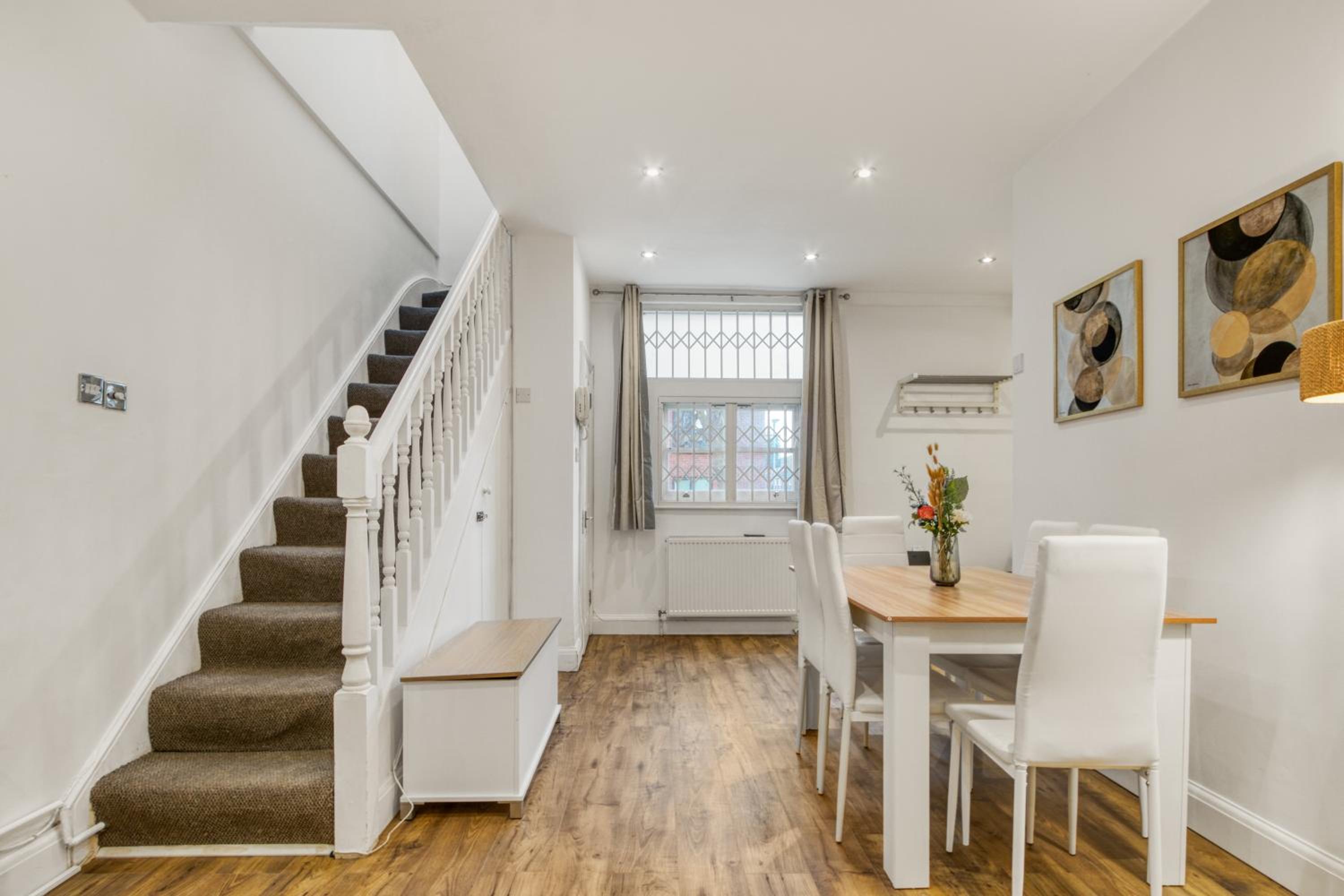 Vibrant 2-Bed by Bow