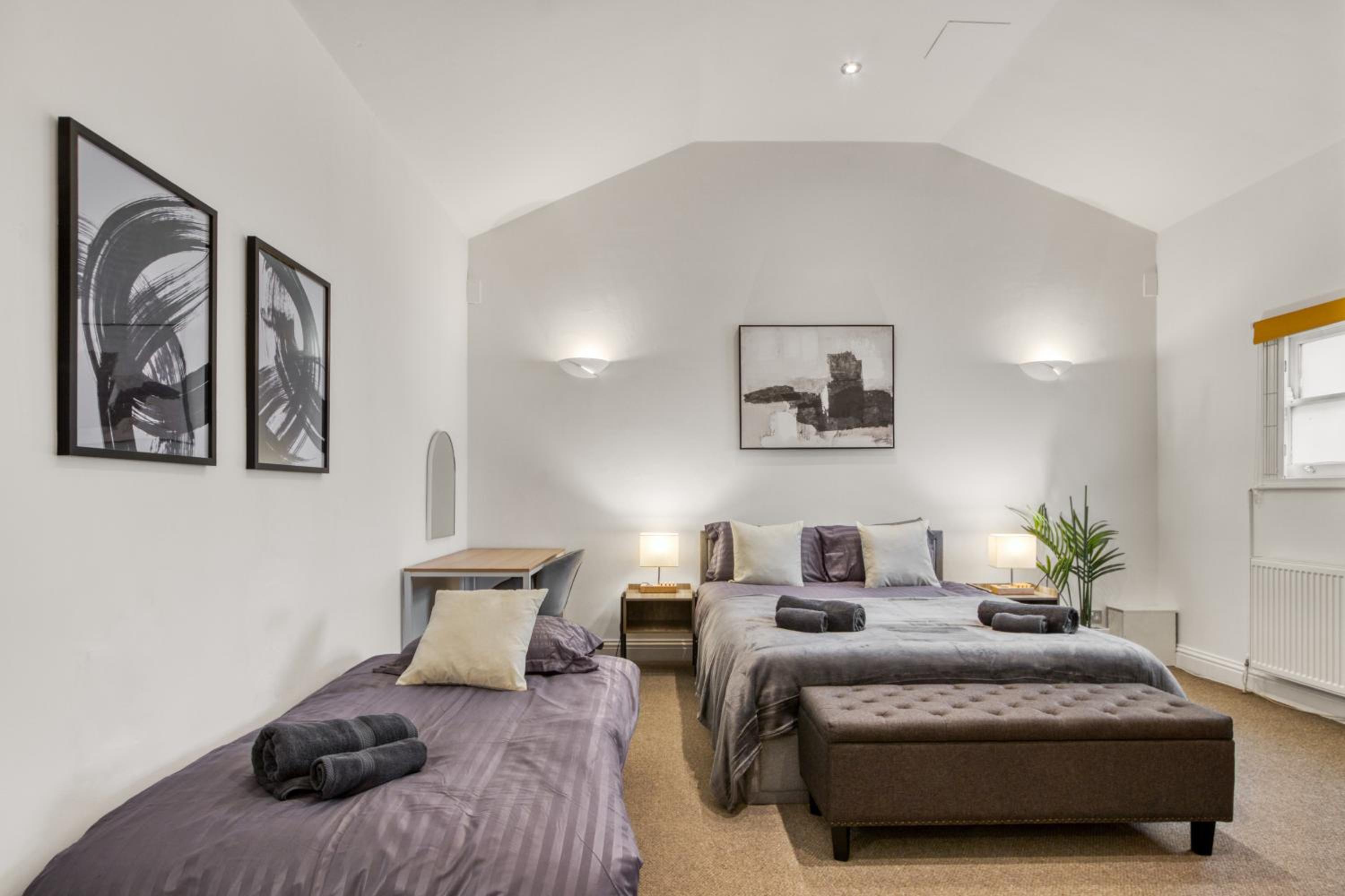 Vibrant 2-Bed by Bow